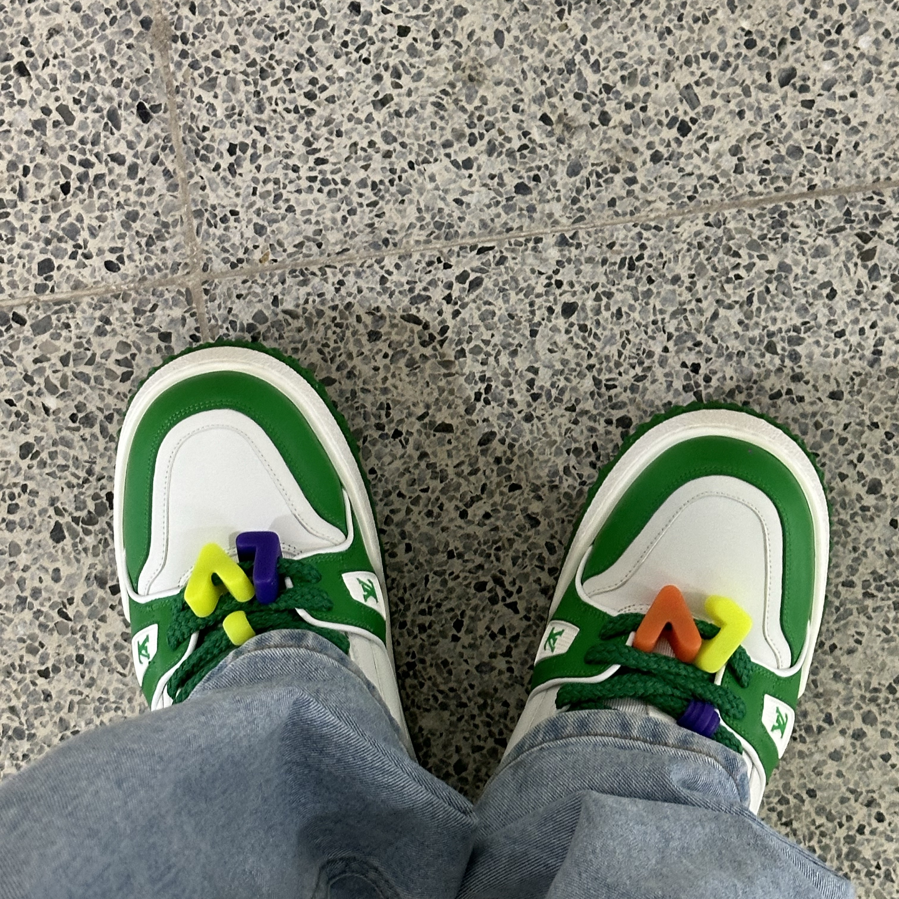 Louis Vuitton LV Trainer Maxi Sneakers Green 착용 스타일