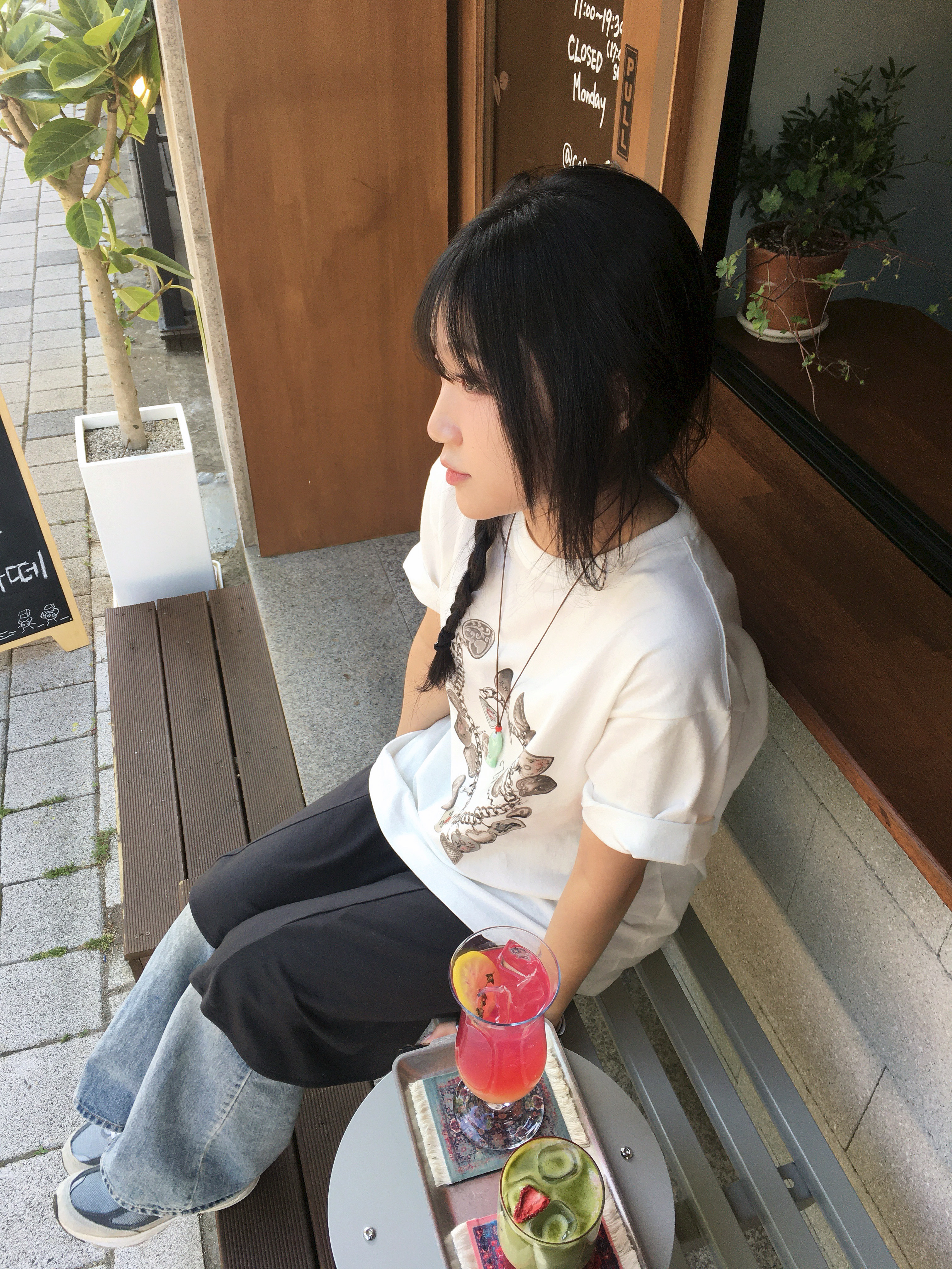 MILLO WOMEN Vintage Pendant T-Shirts Ivory 착용 스타일 - 4