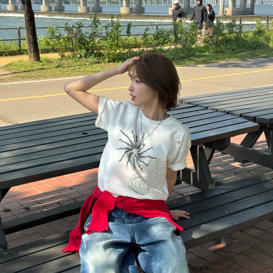 MAINBOOTH Signal T-shirt White 착용 스타일 - 3