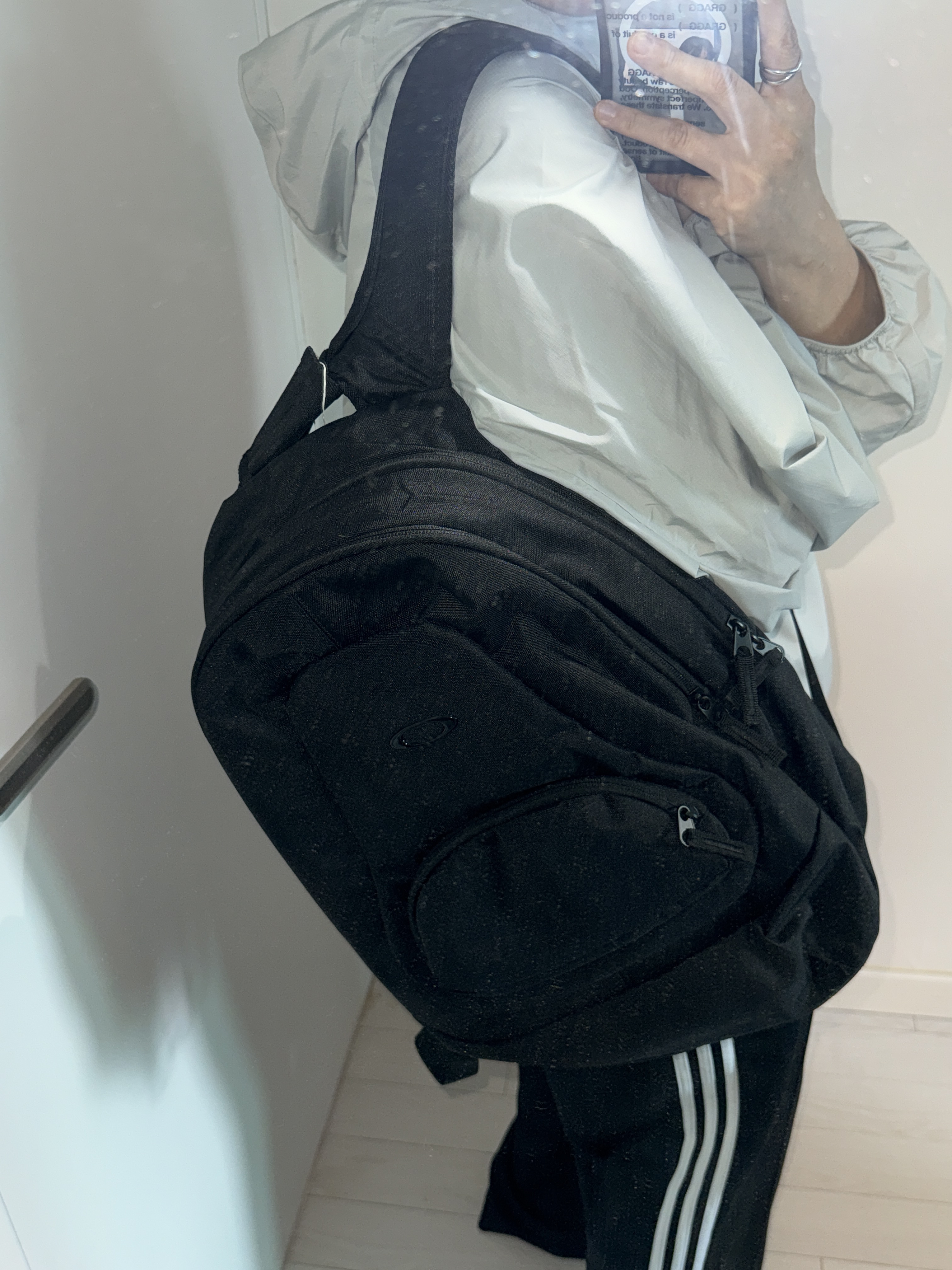 Oakley Primer Rc Laptop Bag Blackout 착용 스타일 - 3
