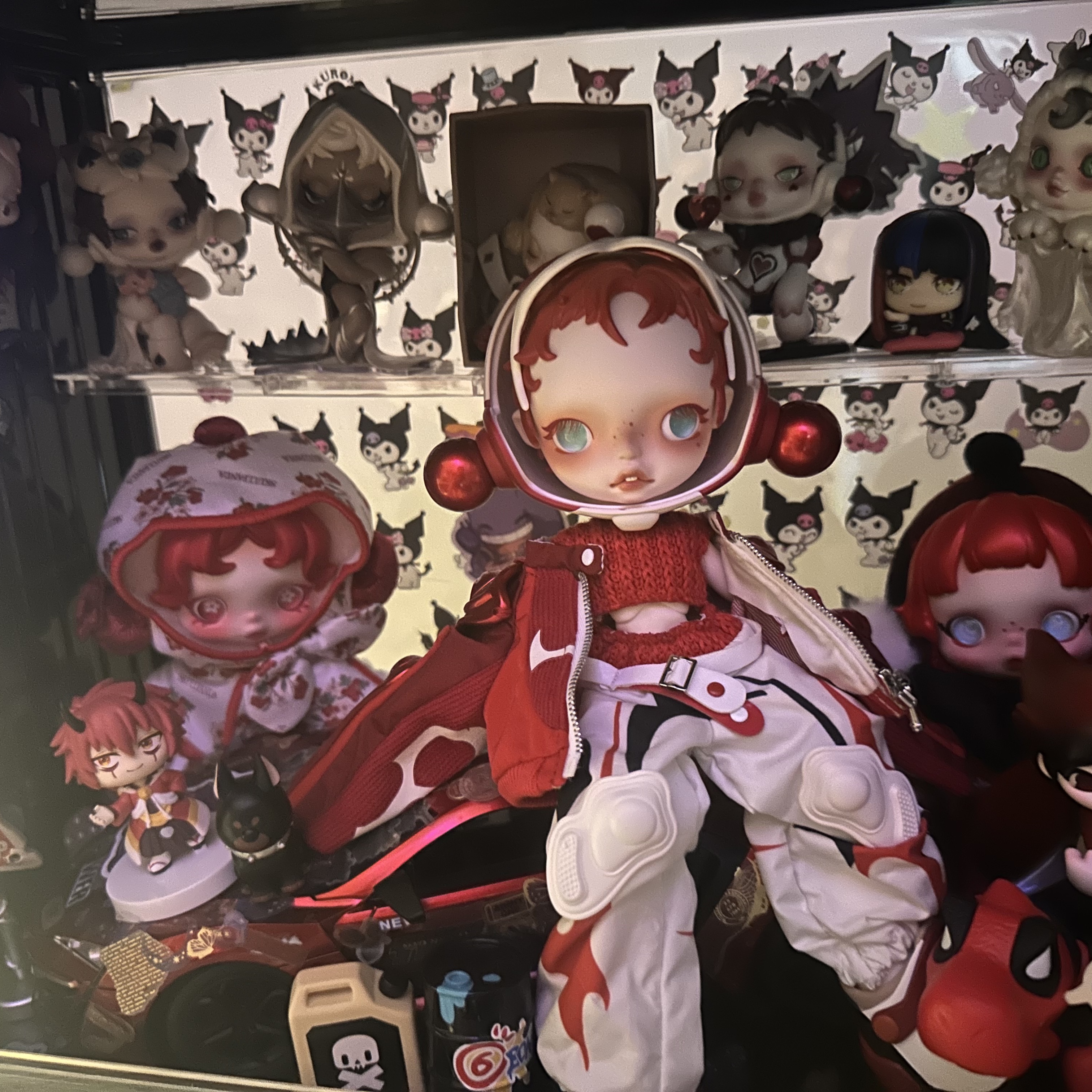Pop Mart Skullpanda x Ducati 1/6 Action Figure, Pop Mart Skullpanda Amid Flowers Plush Doll Pendant 착용 스타일 - 1