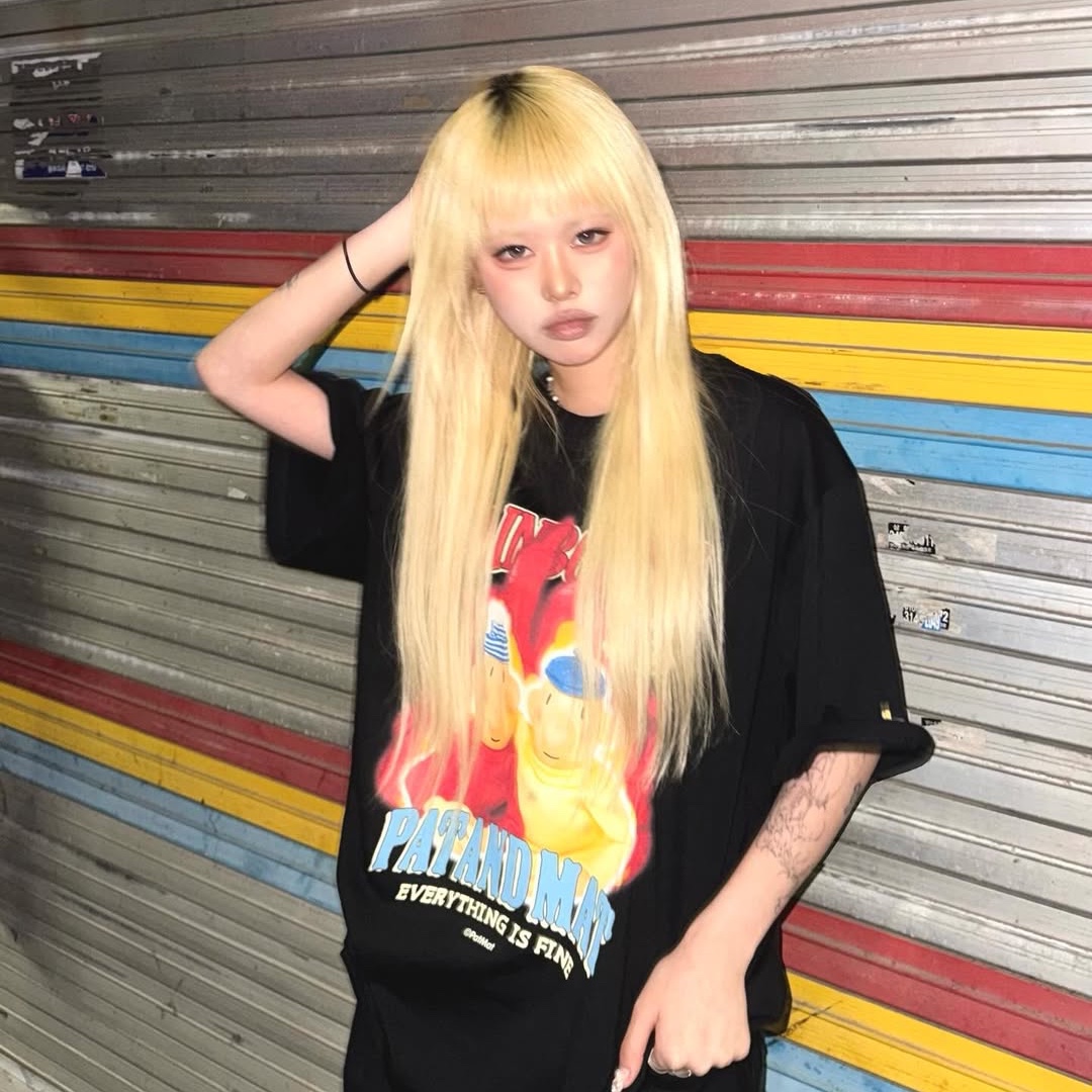 MAINBOOTH [Pat&Mat] Burning T-shirt Black 착용 스타일 - 2