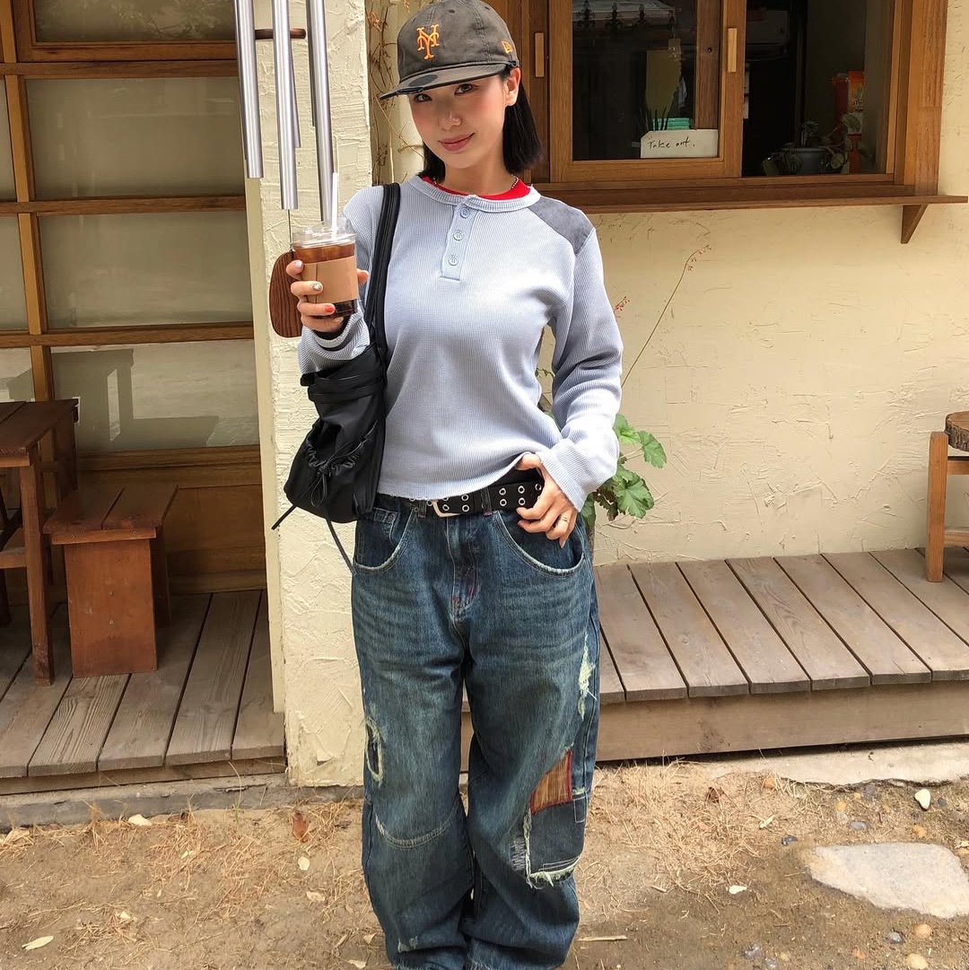 MAINBOOTH Washed Henley T-shirt SKY BLUE, MAINBOOTH Repaired Denim Pants BLUE 착용 스타일 - 1