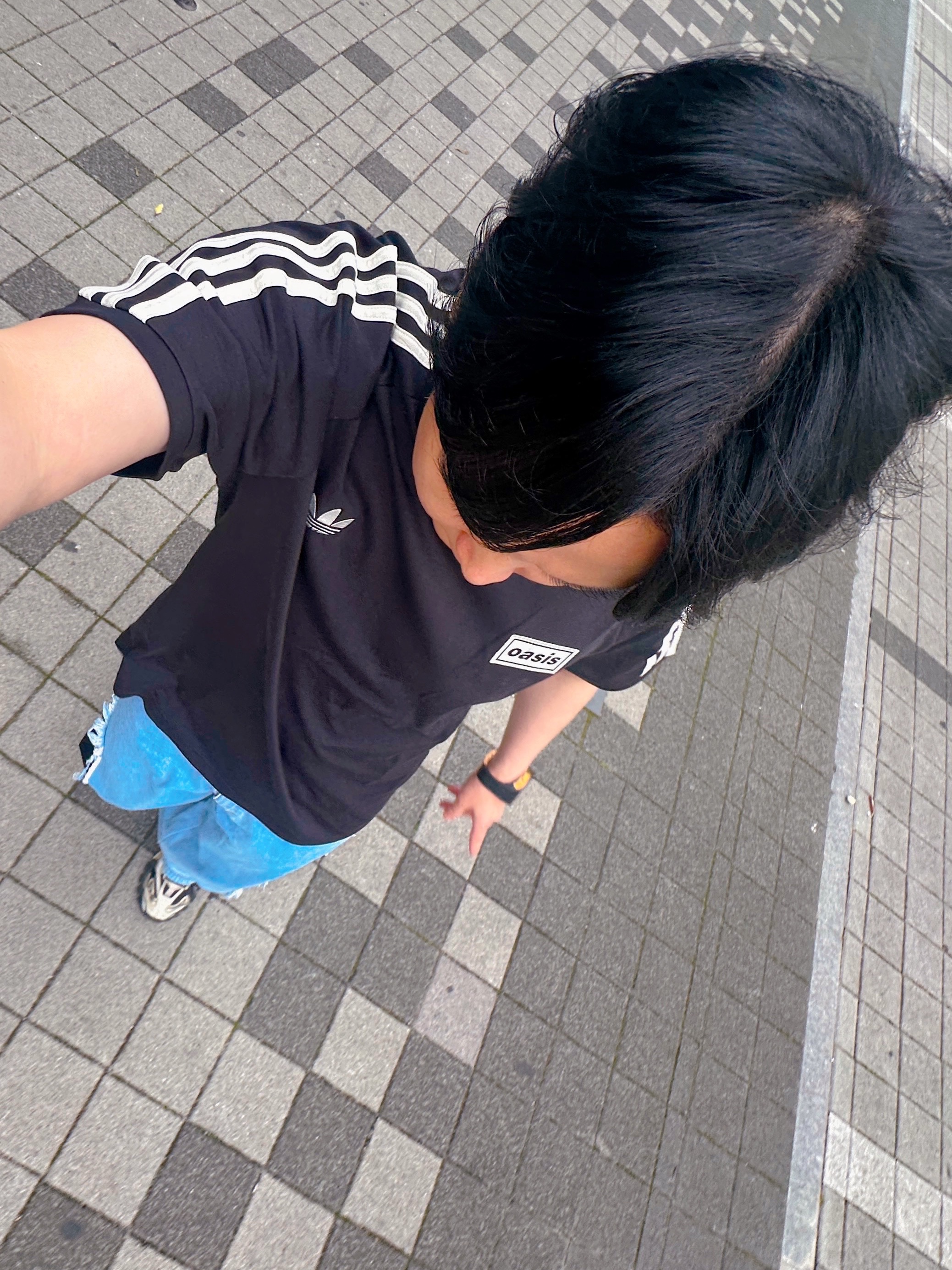 (W) Adidas Adilenium 5.0 Deconstructed Denim Pants Light Blue - KR Sizing, Adidas x Oasis Tour 3-Stripes T-Shirt Clear Sky Black - KR Sizing 착용 스타일 - 2