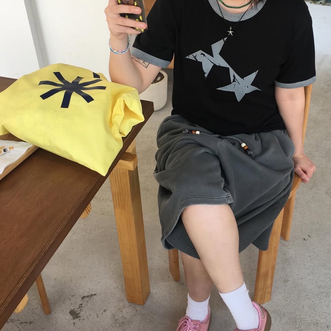 MAINBOOTH Haze Sweat Shorts Charcoal 착용 스타일 - 5
