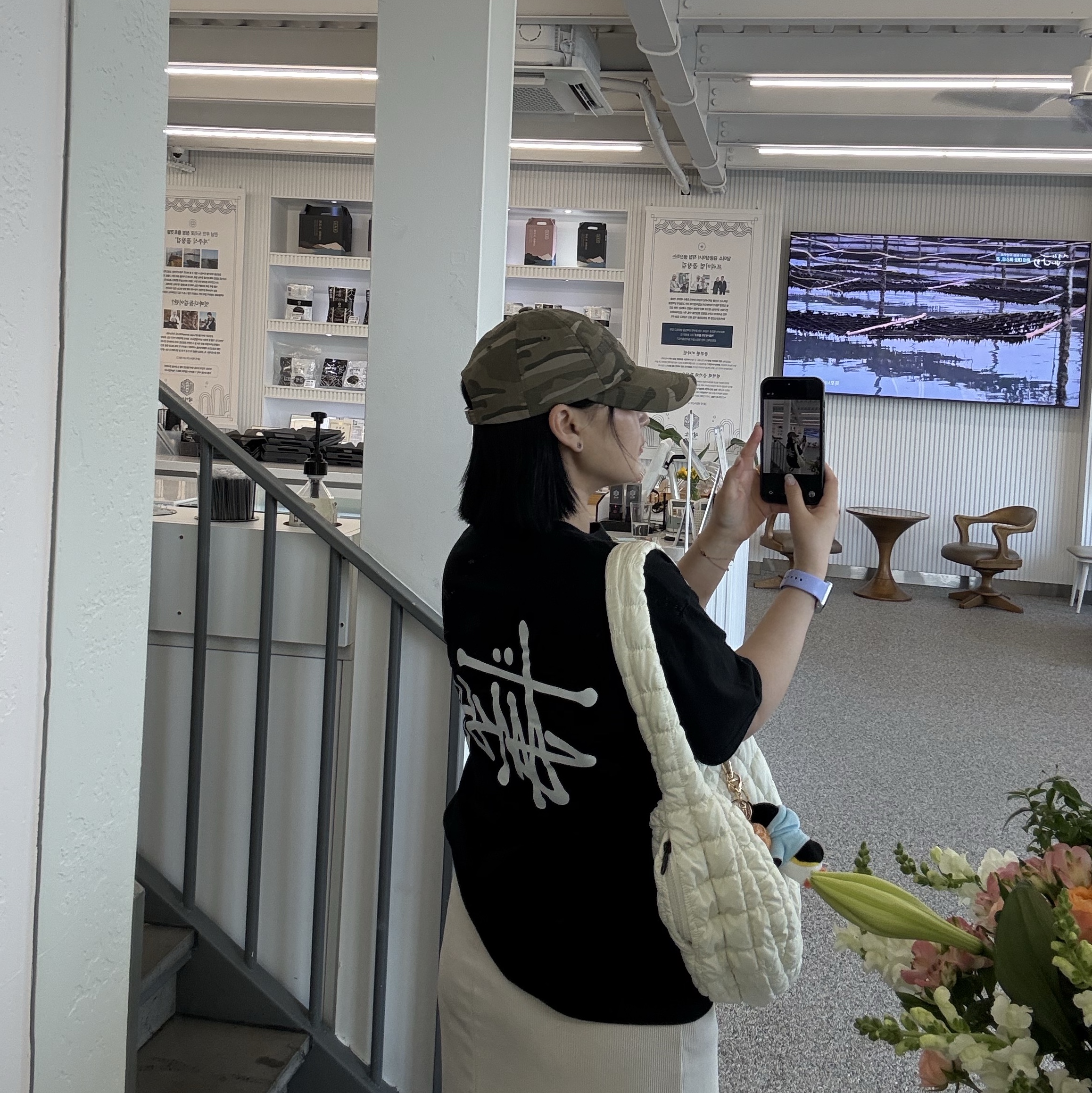 Matin Kim Camouflage Logo Ball Cap Khaki, Stussy Basic Stussy T-Shirt Black 2024, 2025 착용 스타일 - 1