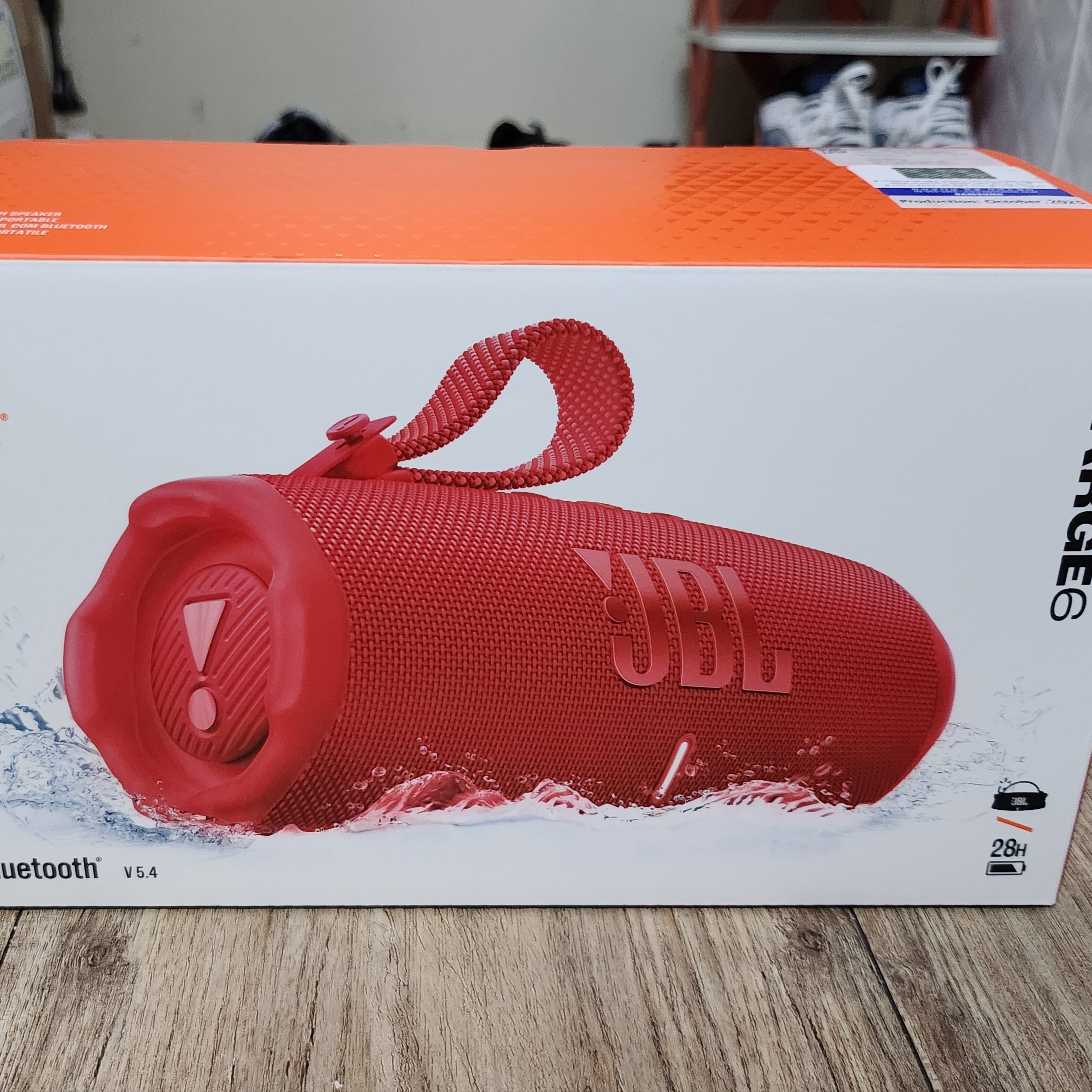 JBL CHARGE6 Portable Bluetooth Speaker Red 착용 스타일 - 5