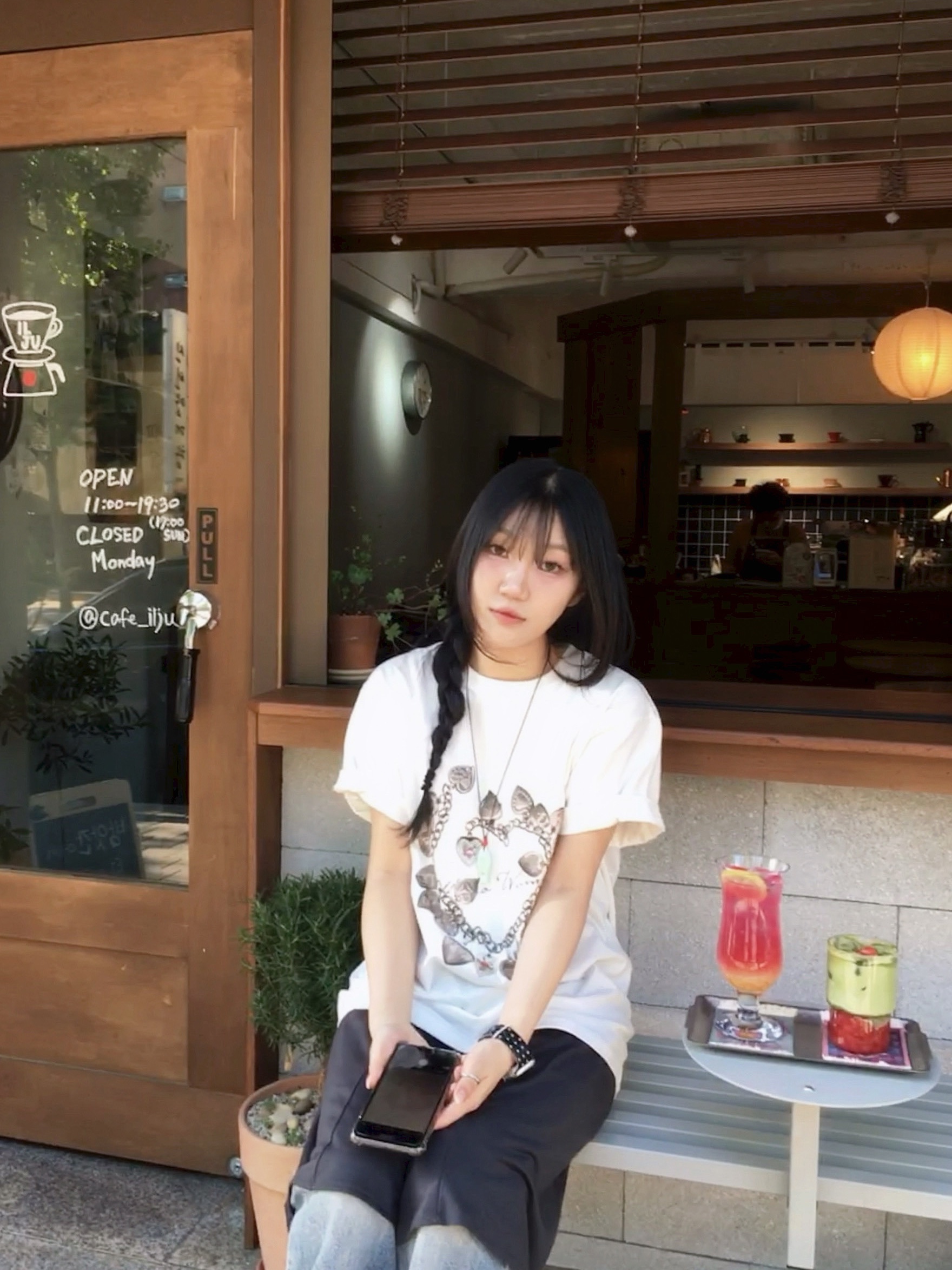MILLO WOMEN Vintage Pendant T-Shirts Ivory 착용 스타일 - 5