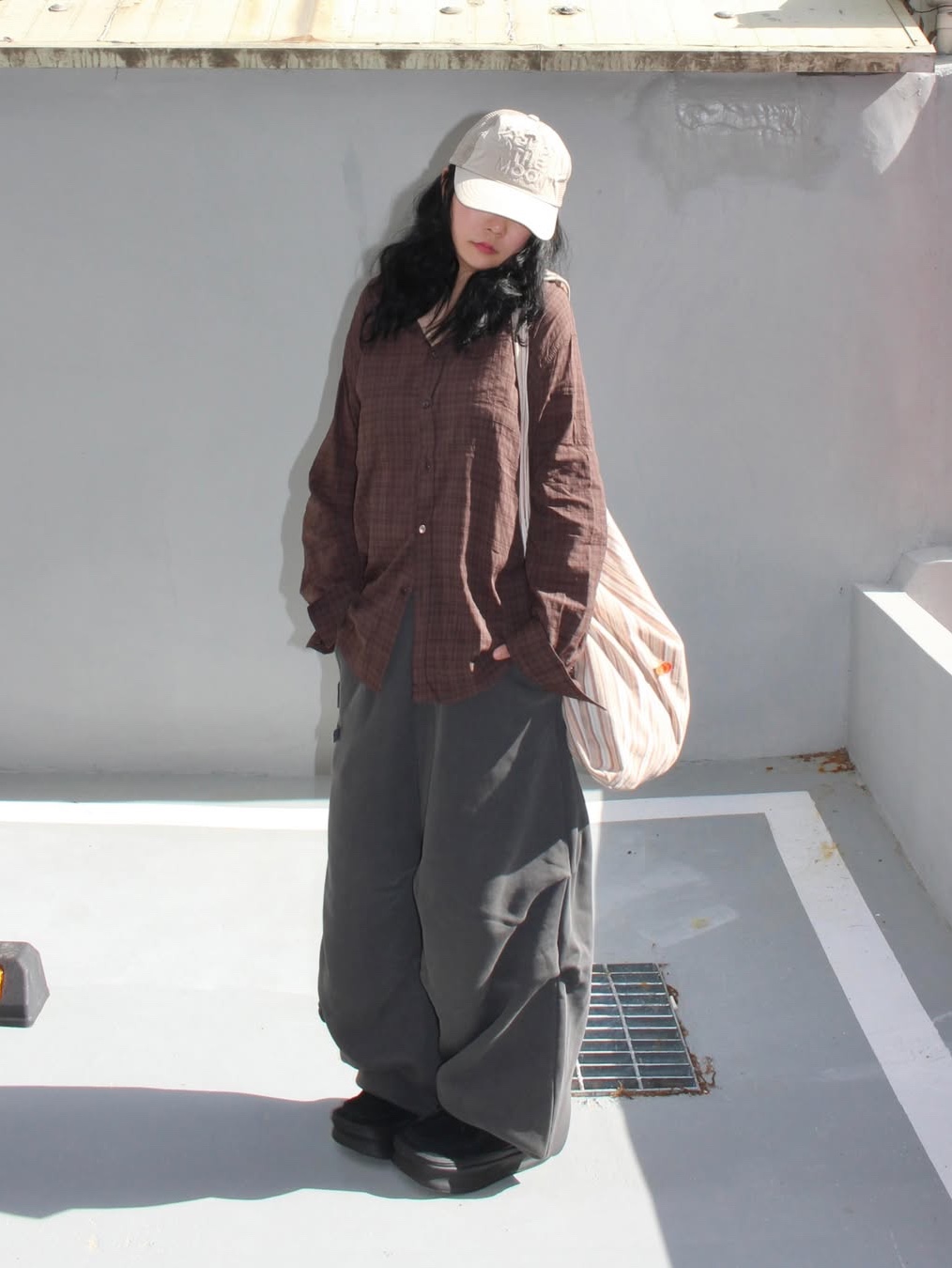 MAINBOOTH Nomad Sweat Pants CHARCOAL 착용 스타일 - 1