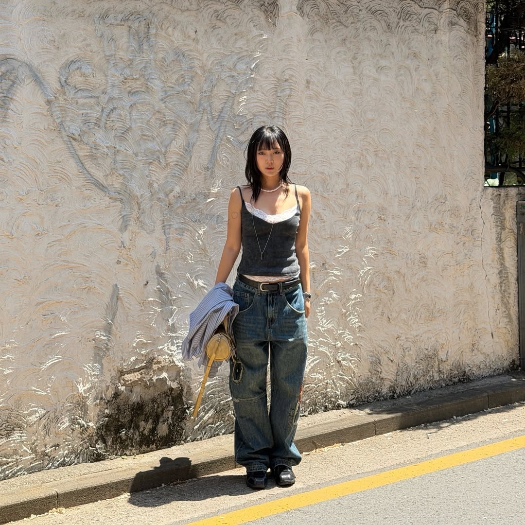 MAINBOOTH Repaired Denim Pants BLUE 착용 스타일 - 1