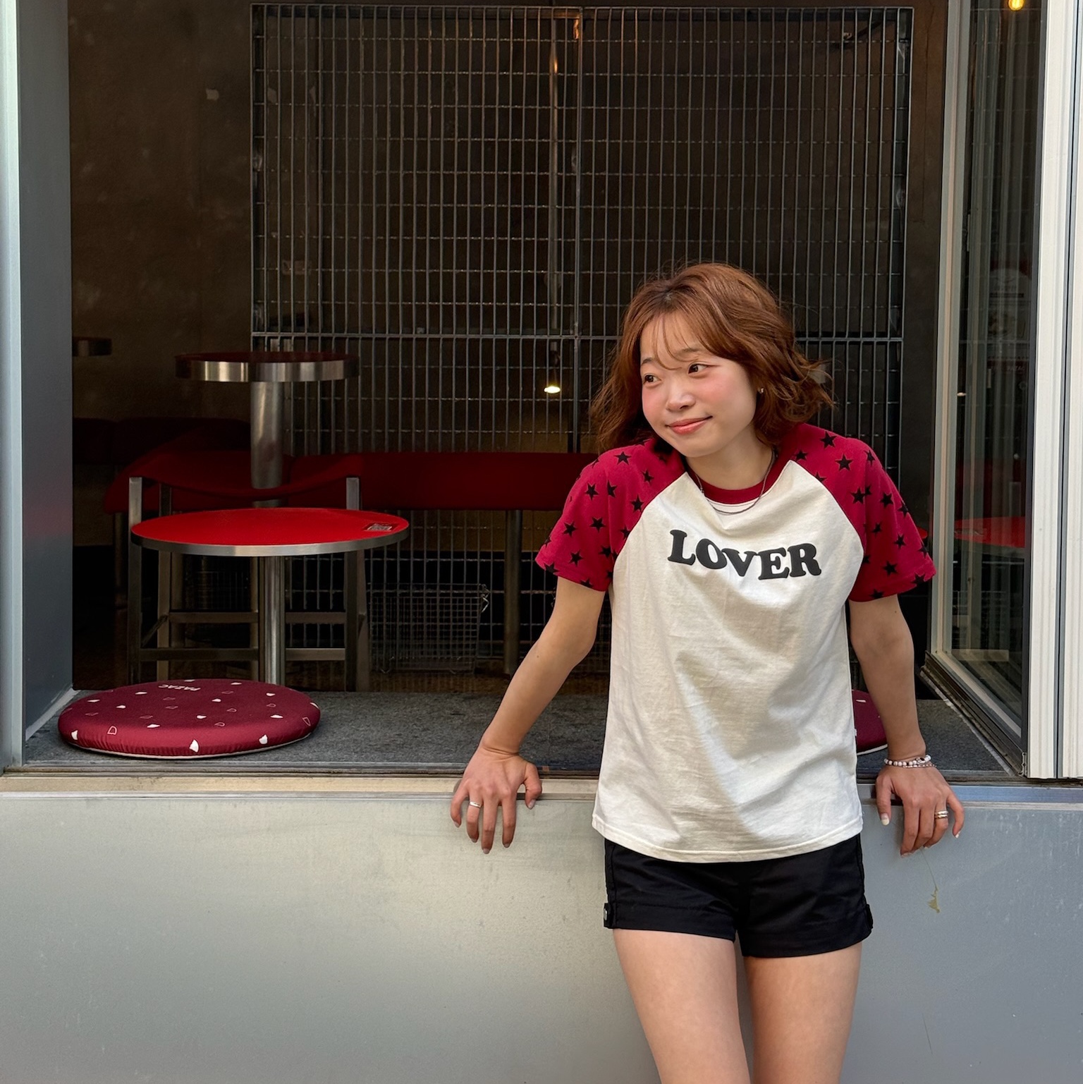 [KREAM 단독] AMOU Lover Reglan T-Shirts Red, [KREAM 단독] AMOU Lover Reglan T-Shirts Chacoal 착용 스타일 - 4