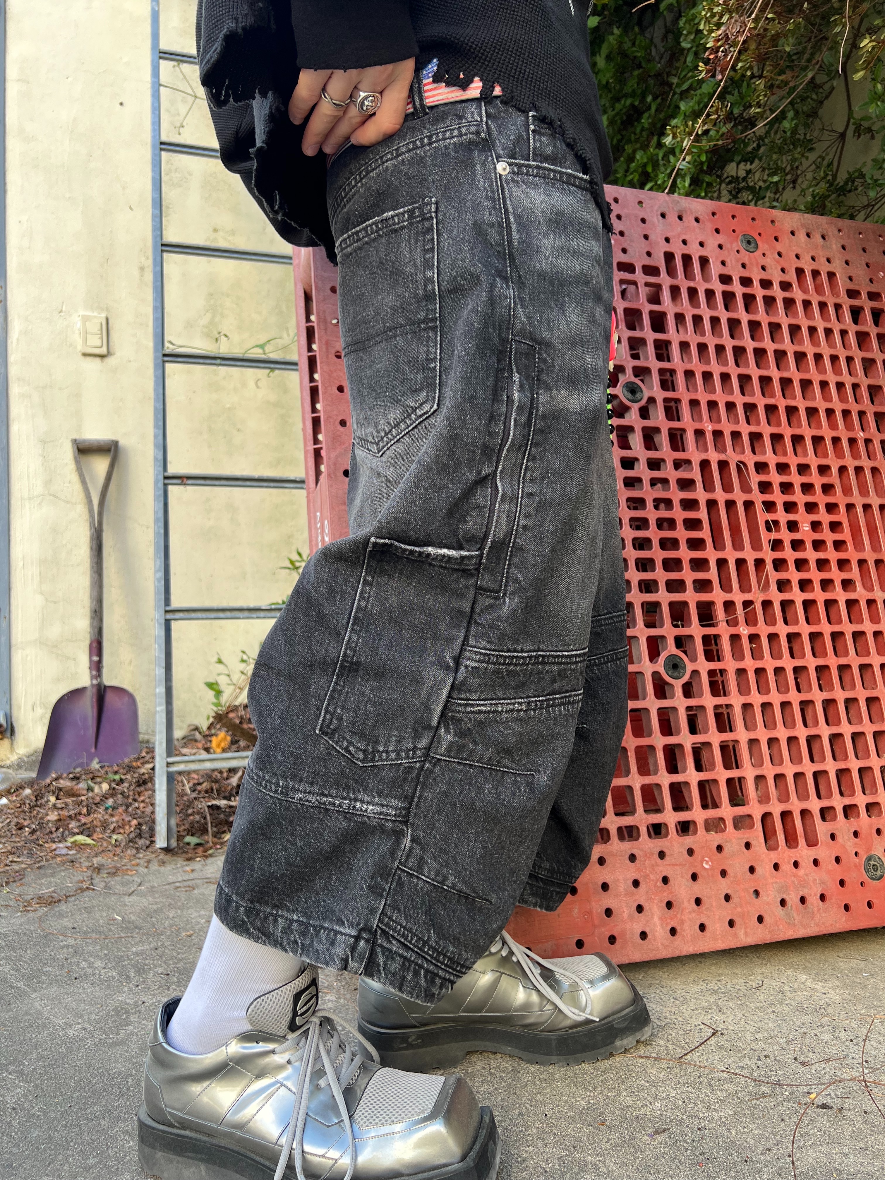 MJD Distressed Waffle Ls Black, ROARINGRAD Carpenter Bermuda Denim Pants Black 착용 스타일 - 8