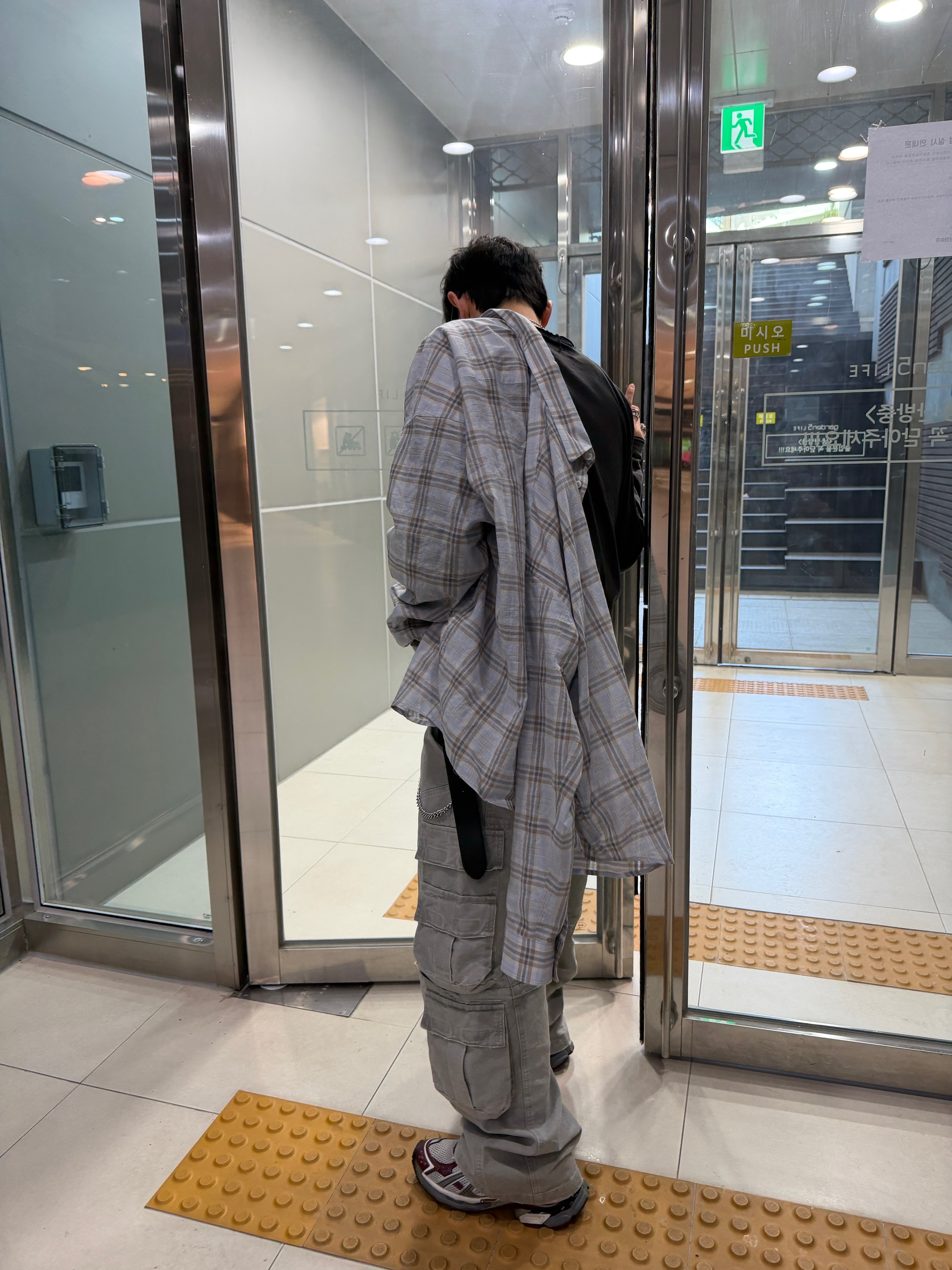 Nonnod Flexible Sheer Check Shirt Ash Gray, Undermycar Combat Utility Cargo Pants Misty Green 착용 스타일 - 7