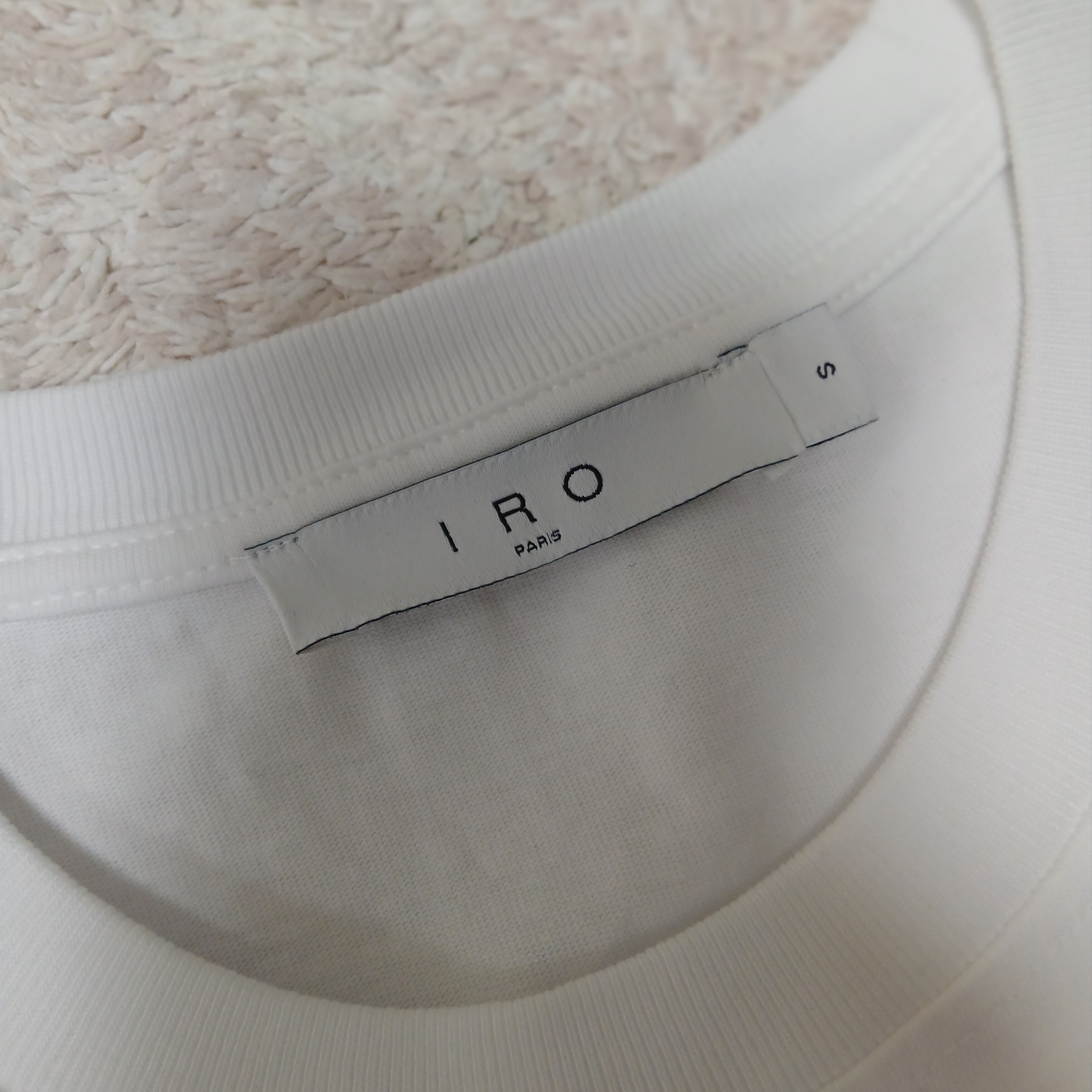 Iro Circle Geometric Logo Dyed Short Sleeve T-Shirt White, Iro Essential Logo Pid Dyeing T-Shirt Black 착용 스타일 - 4