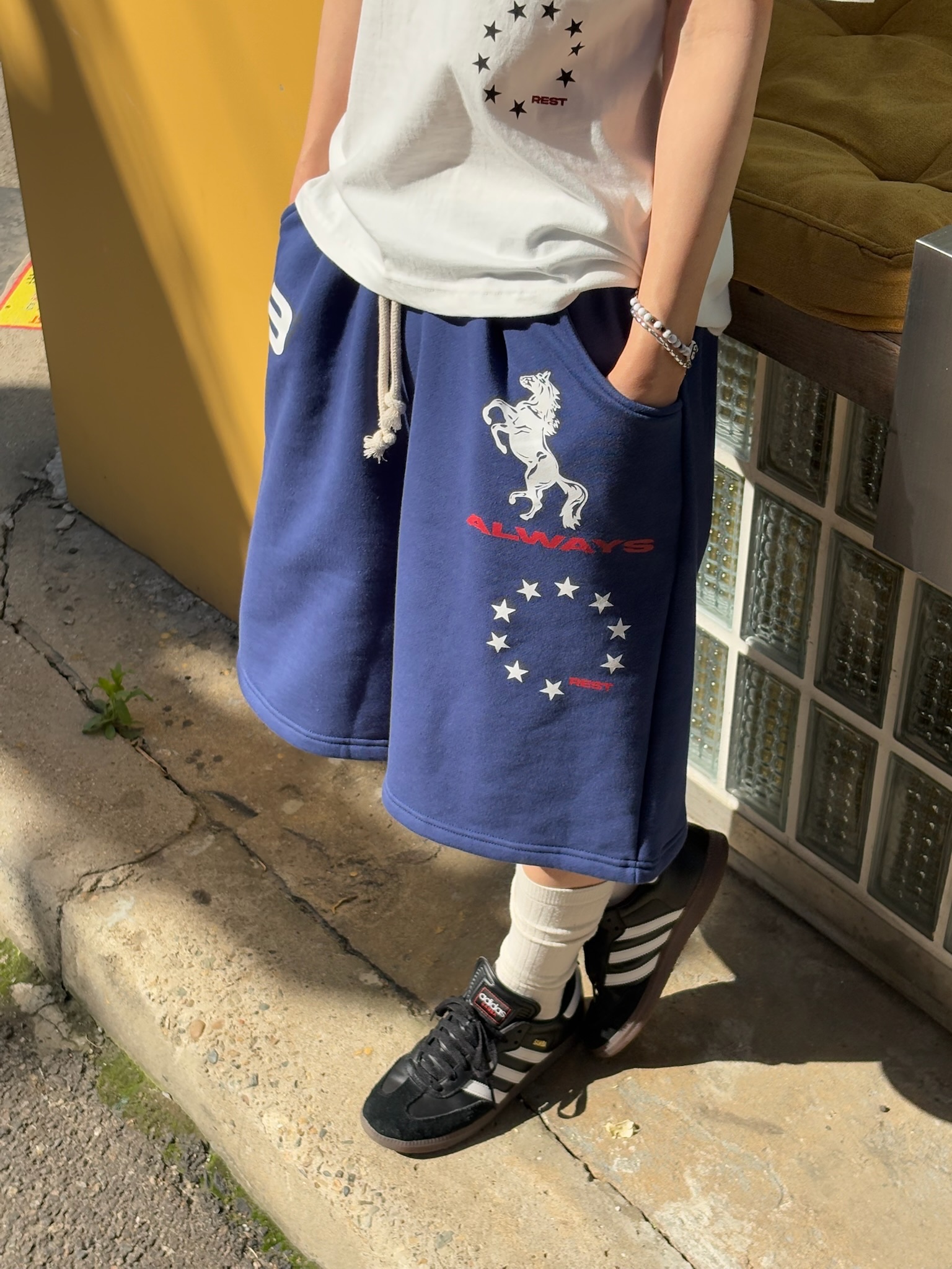 AMOU Horse One Tuck Bermuda Pants Blue, AMOU Horse One Tuck Bermuda Pants Black 착용 스타일 - 4