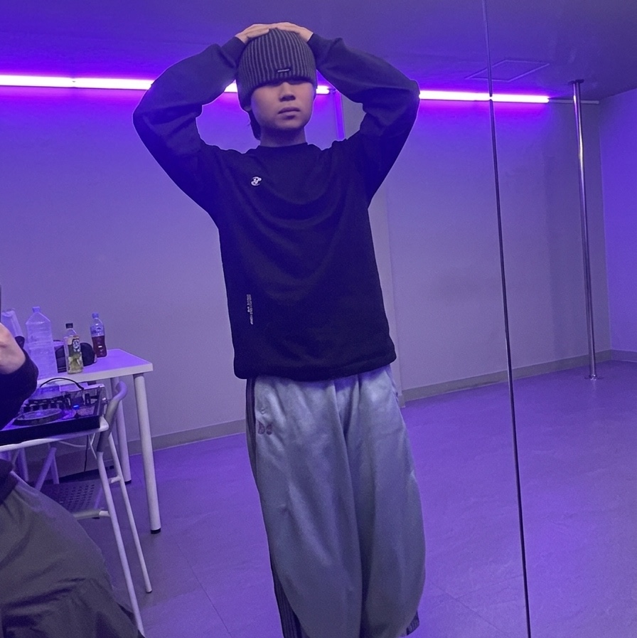 Needles x Freak's Store H.D. Track Pants Poly Smooth Sax, NOMANUAL Slash Long Sleeve Tee Washed Black 착용 스타일