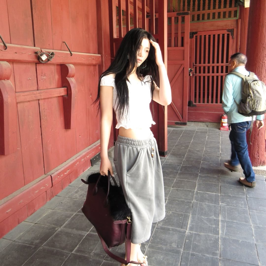 MAINBOOTH Haze Sweat Shorts Charcoal 착용 스타일 - 2