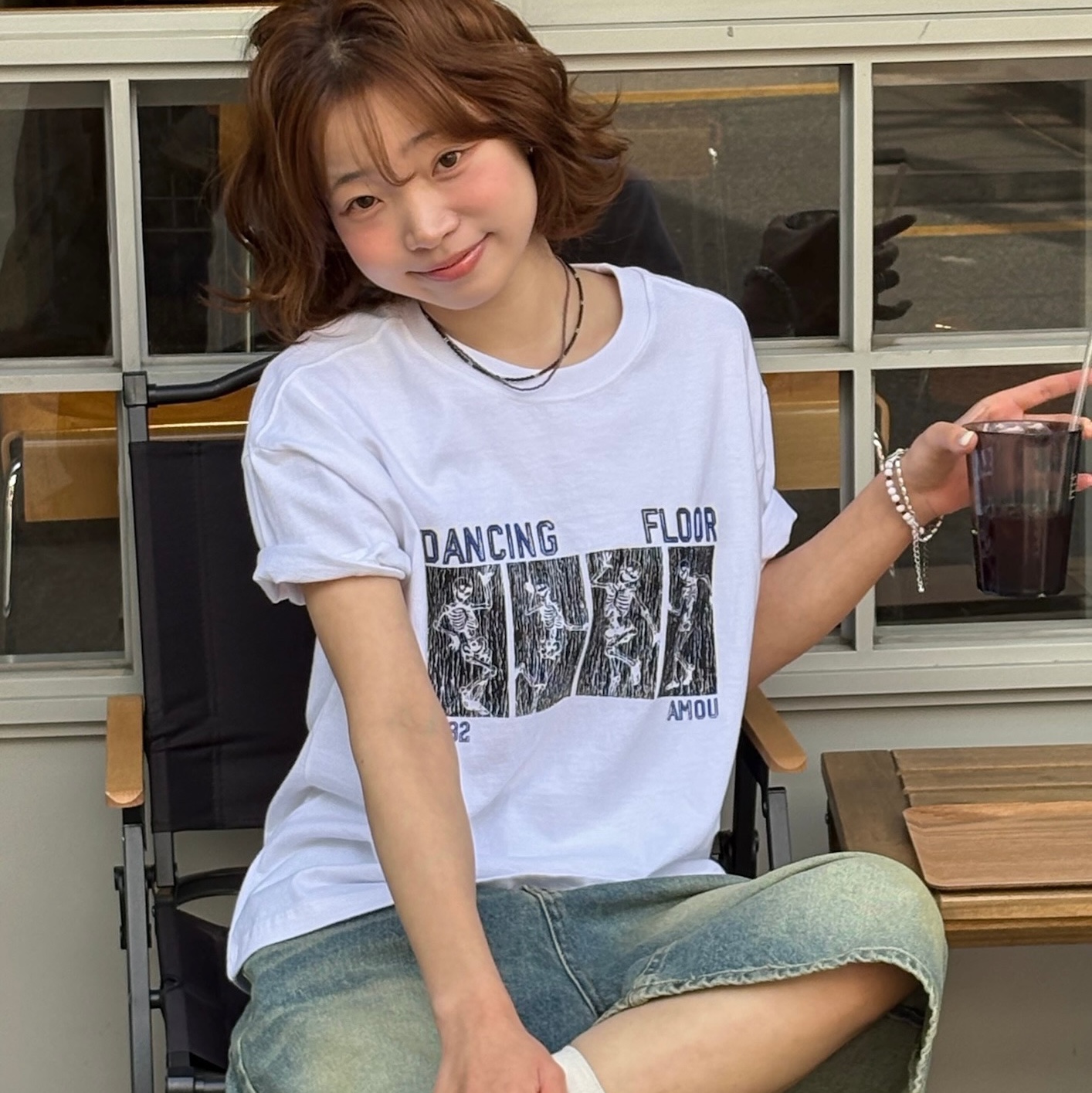AMOU Dancing Skull Half T-Shirts White, AMOU Dancing Skull Half T-Shirts Chacoal 착용 스타일 - 1