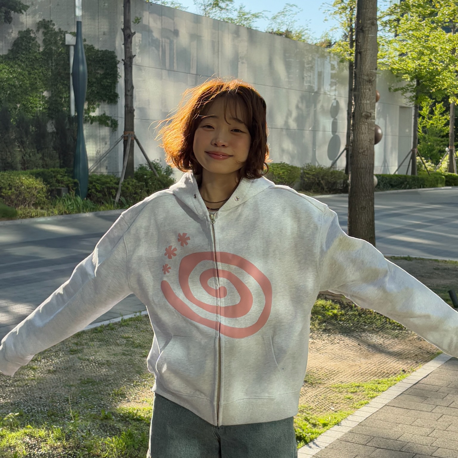 AMOU Molly Hoodie Zip Up White Melange, AMOU Molly Hoodie Zip Up Navy 착용 스타일 - 3