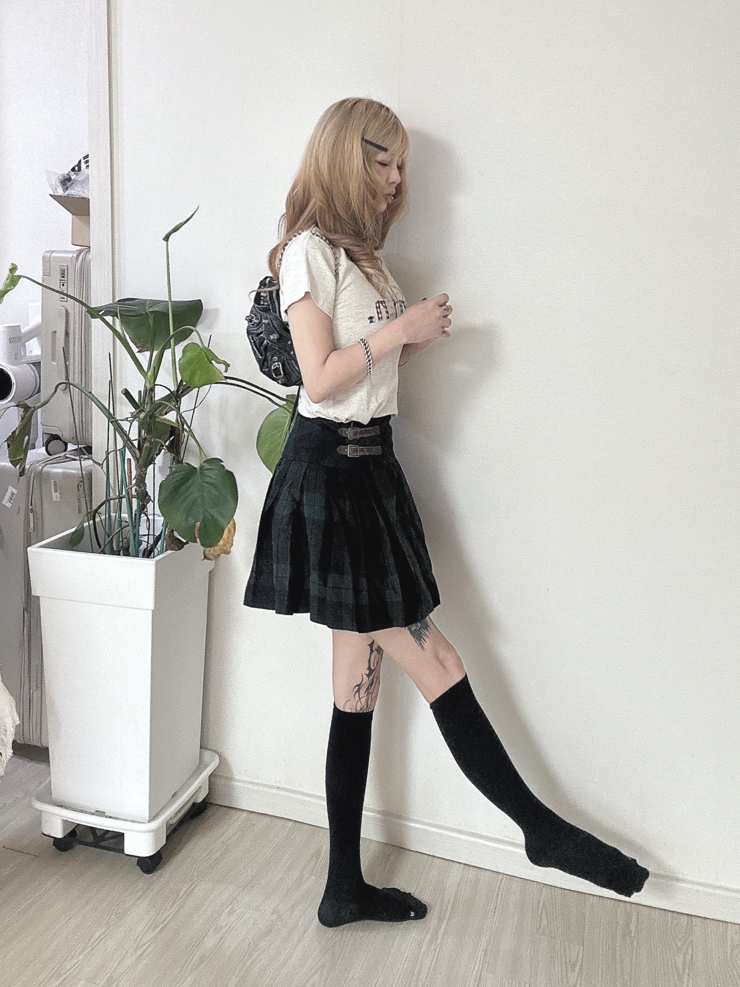 Balenciaga Le Cagole Mini Bag with Chain Crocodile Embossed with Rhinestones Black, Hysteric Glamour Guitar Girl Ball Chain Necklace Silver 착용 스타일
