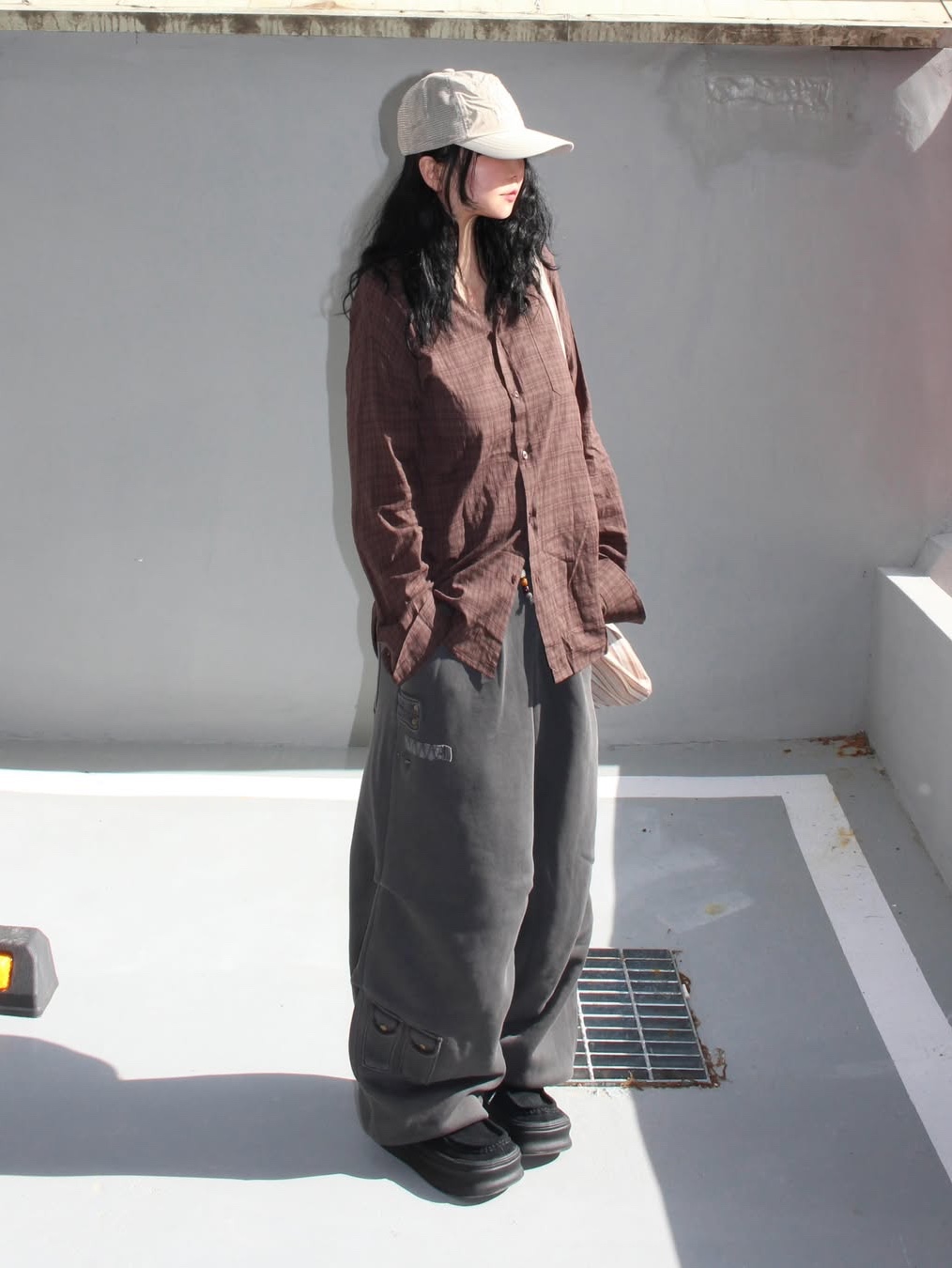 MAINBOOTH Nomad Sweat Pants CHARCOAL 착용 스타일 - 2