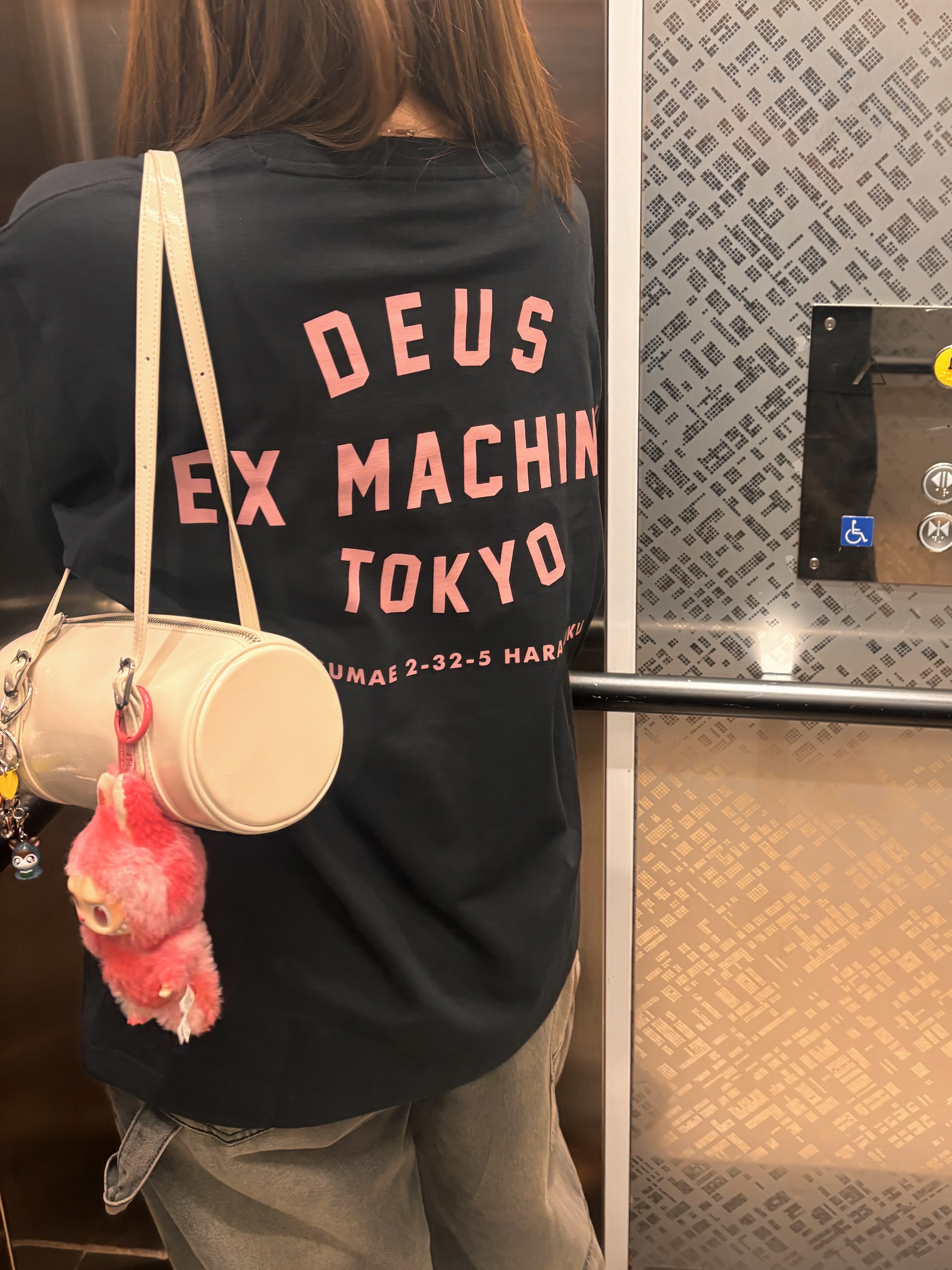 Deus Ex Machina Tokyo College Address T-Shirt Black, Deus Ex Machina Tokyo College Address Zip Hoodie Black 착용 스타일 - 3