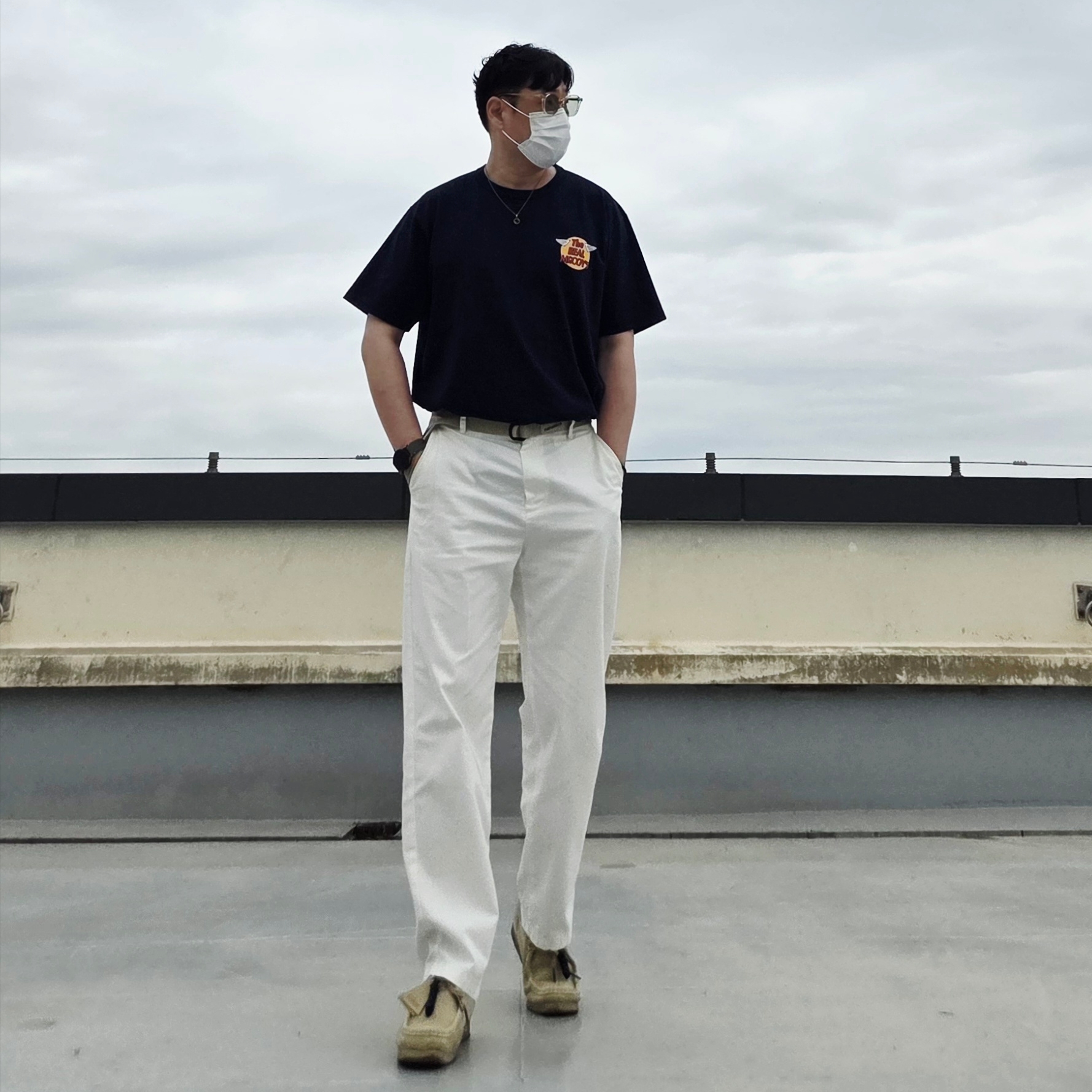 The Real McCoy's Logo Short Sleeve T-Shirt Navy, Nanamica Tech Belt Beige 착용 스타일 - 1