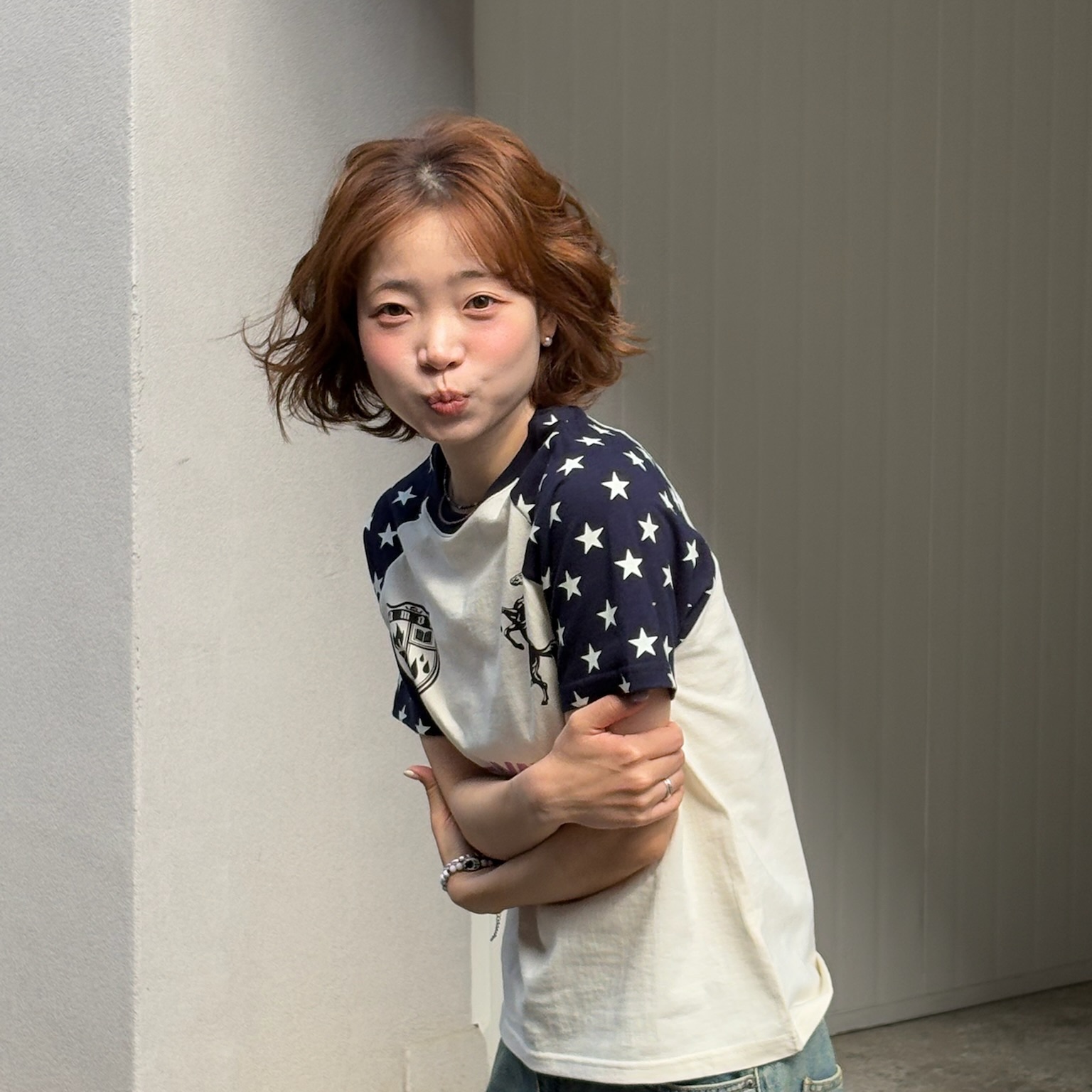 AMOU Always Star Reglan T-Shirts Blue, AMOU Always Star Reglan T-Shirts Black 착용 스타일 - 2