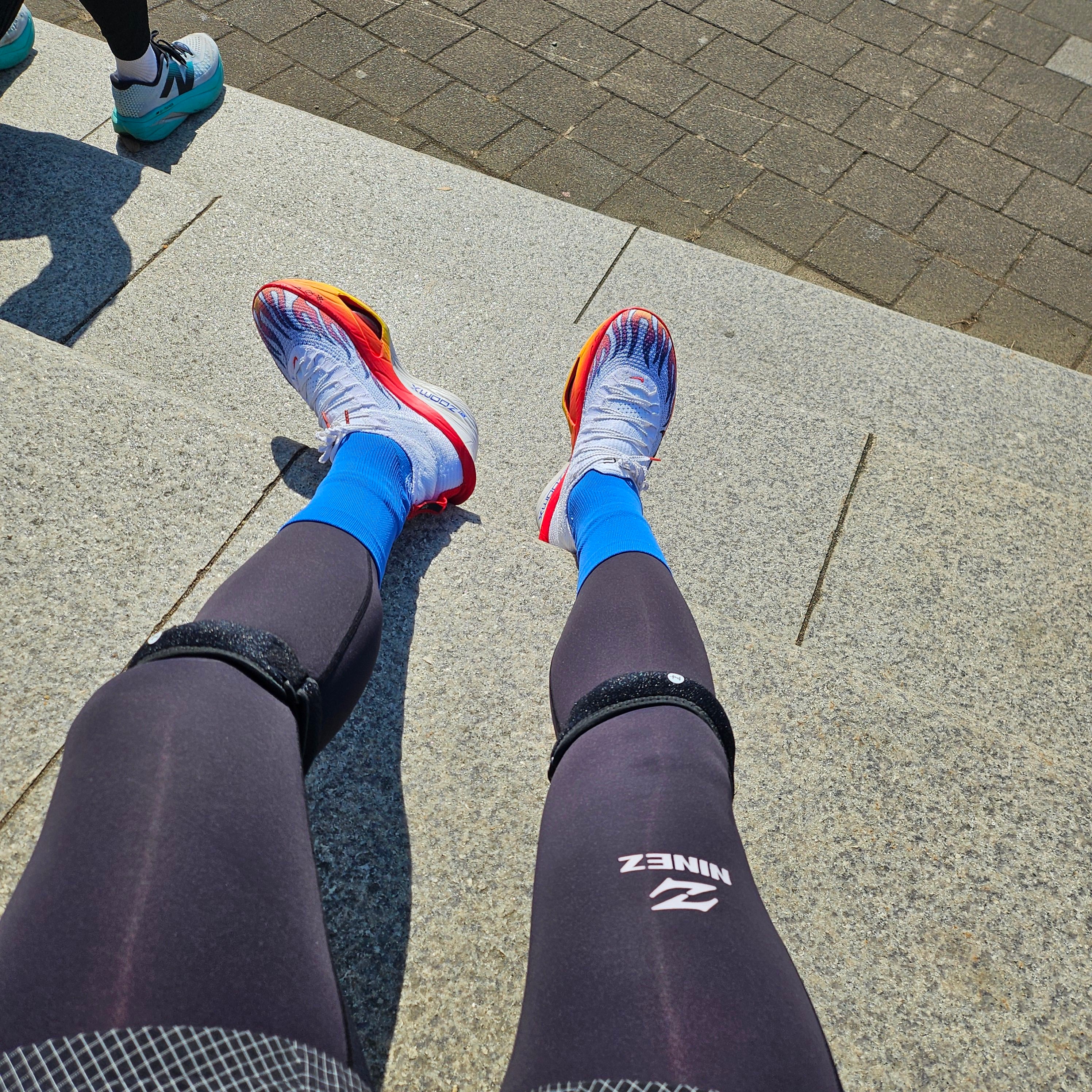 LI2 Black Wing Running Crew Socks Cobalt Blue 착용 스타일 - 2