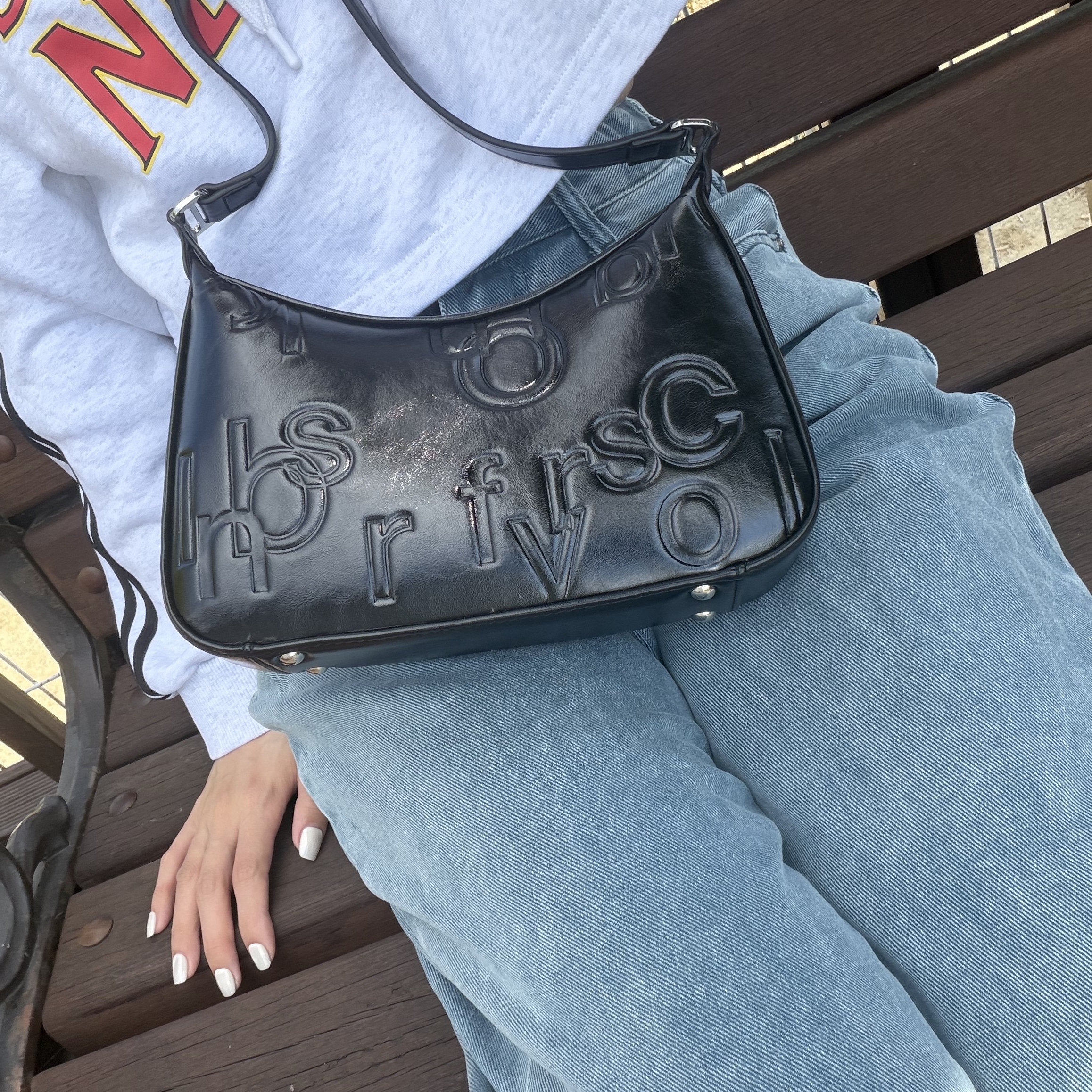 MILLO WOMEN Varnish Carving Bag Black 착용 스타일 - 5