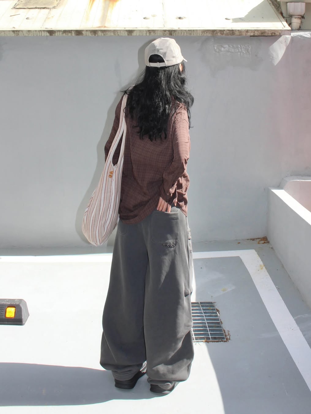MAINBOOTH Nomad Sweat Pants CHARCOAL 착용 스타일 - 3