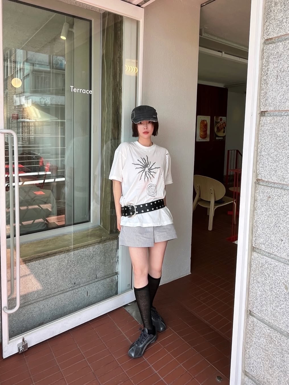 MAINBOOTH Signal T-shirt White 착용 스타일 - 1