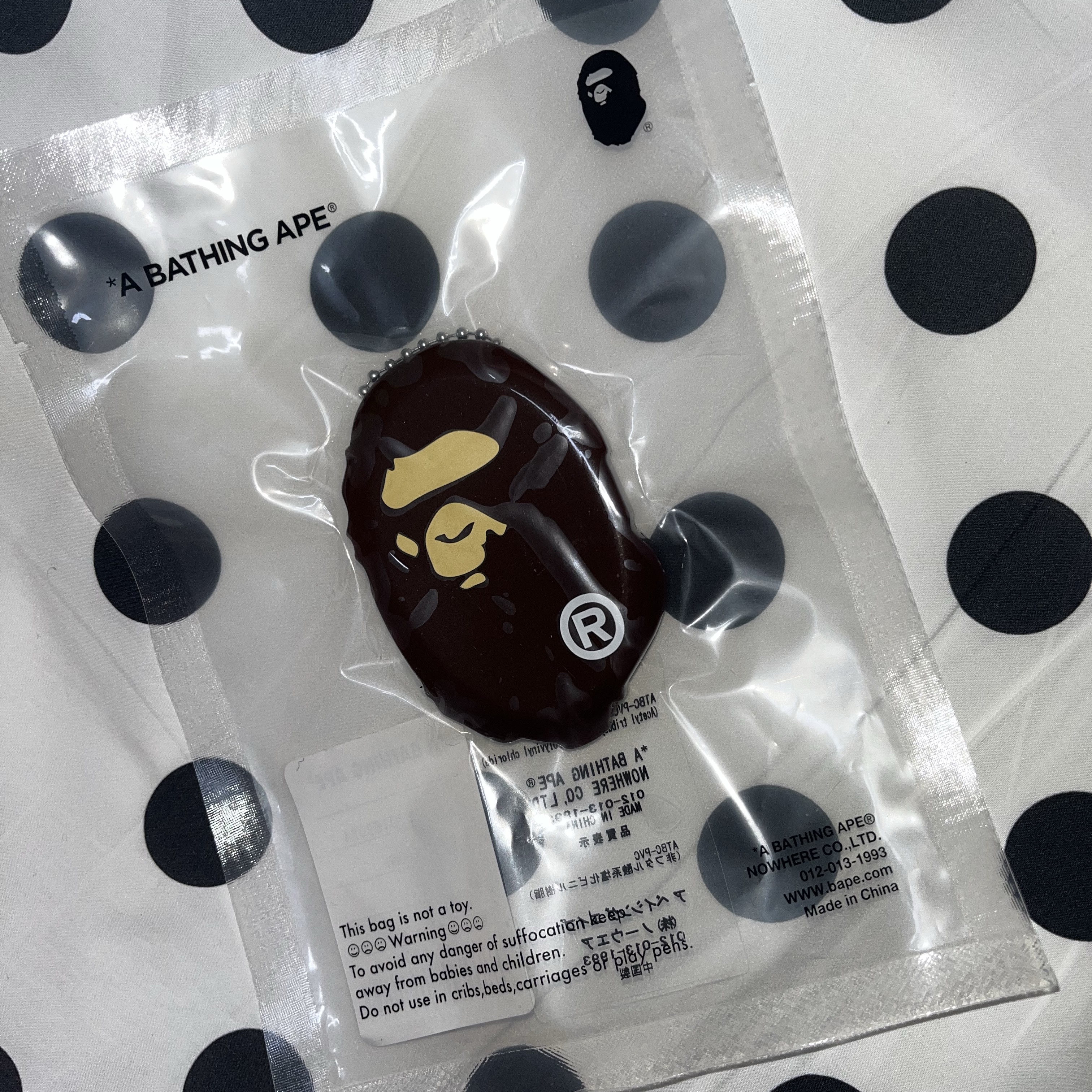 BAPE Ape Head Coin Case M Brown 착용 스타일