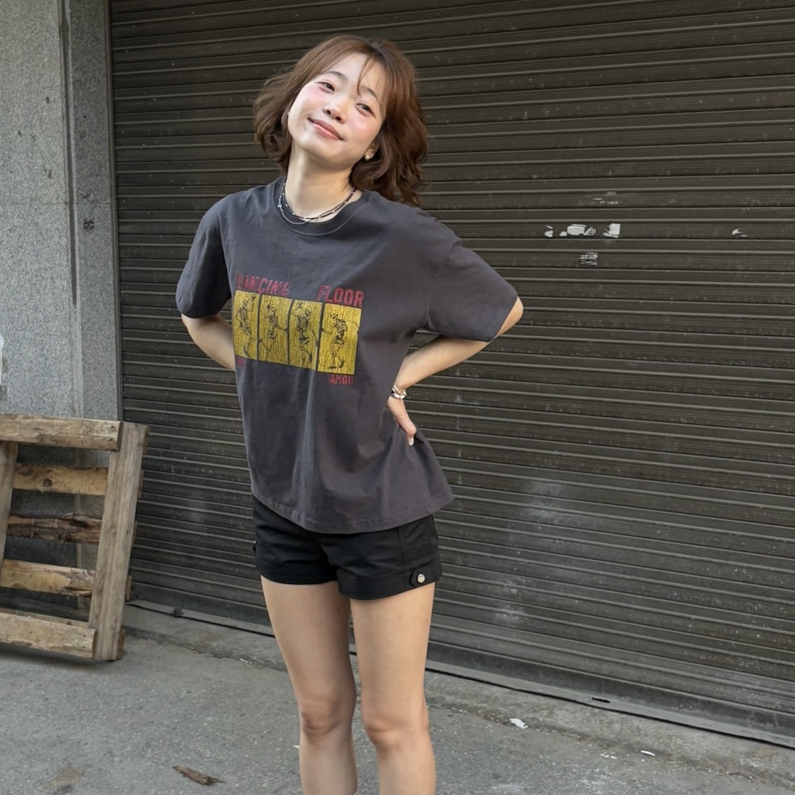 AMOU Dancing Skull Half T-Shirts Chacoal, AMOU Dancing Skull Half T-Shirts White 착용 스타일 - 2