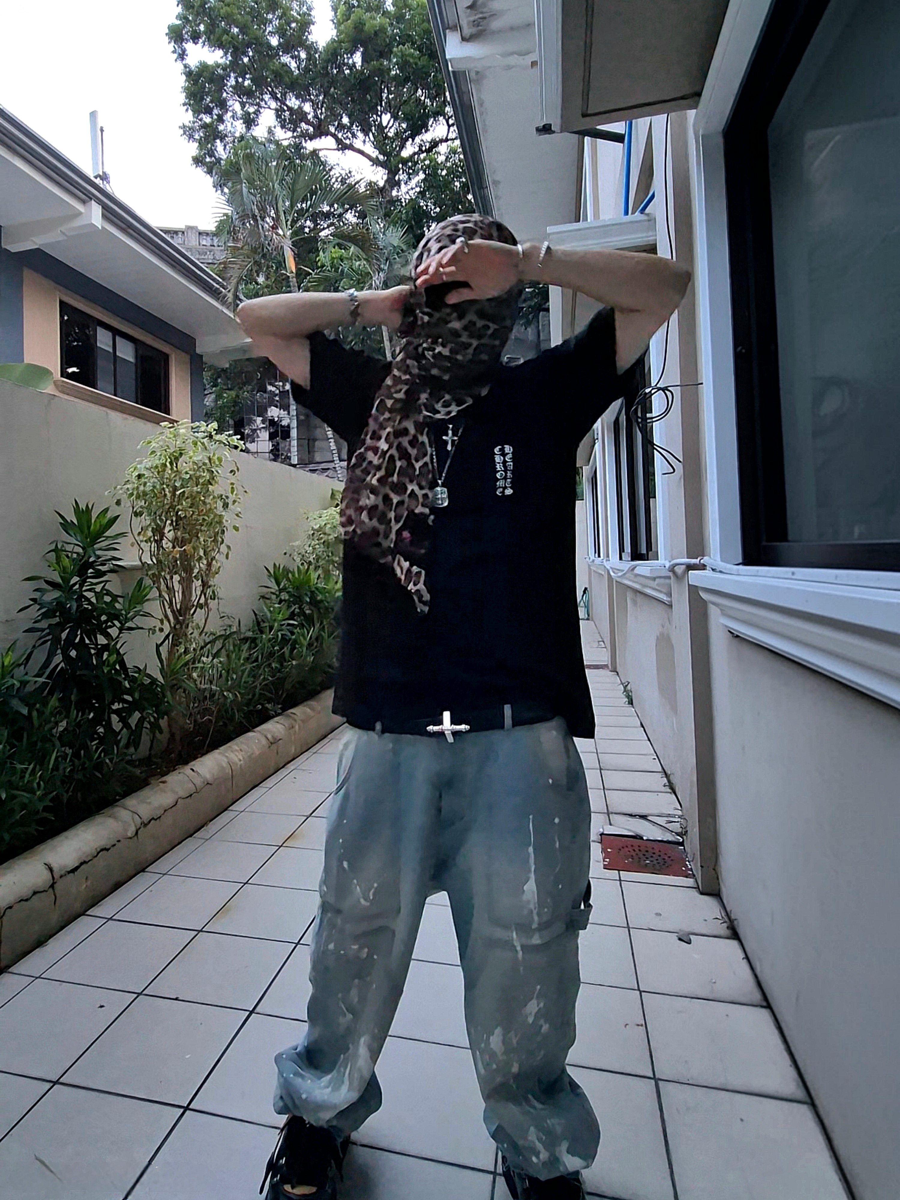 Chrome Hearts Vertical Logo T-Shirt Black 착용 스타일 - 3