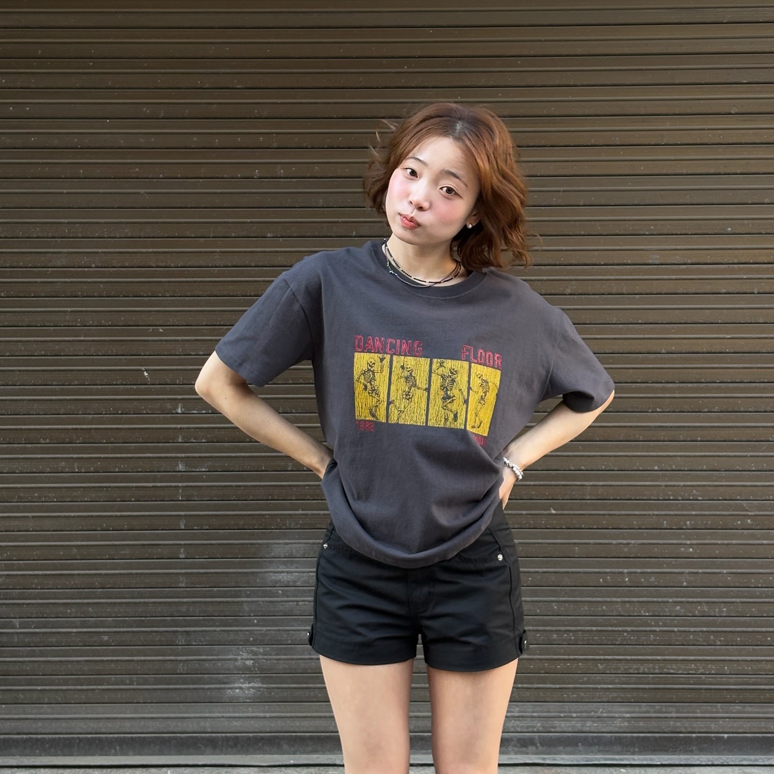 AMOU Dancing Skull Half T-Shirts Chacoal, AMOU Dancing Skull Half T-Shirts White 착용 스타일 - 1