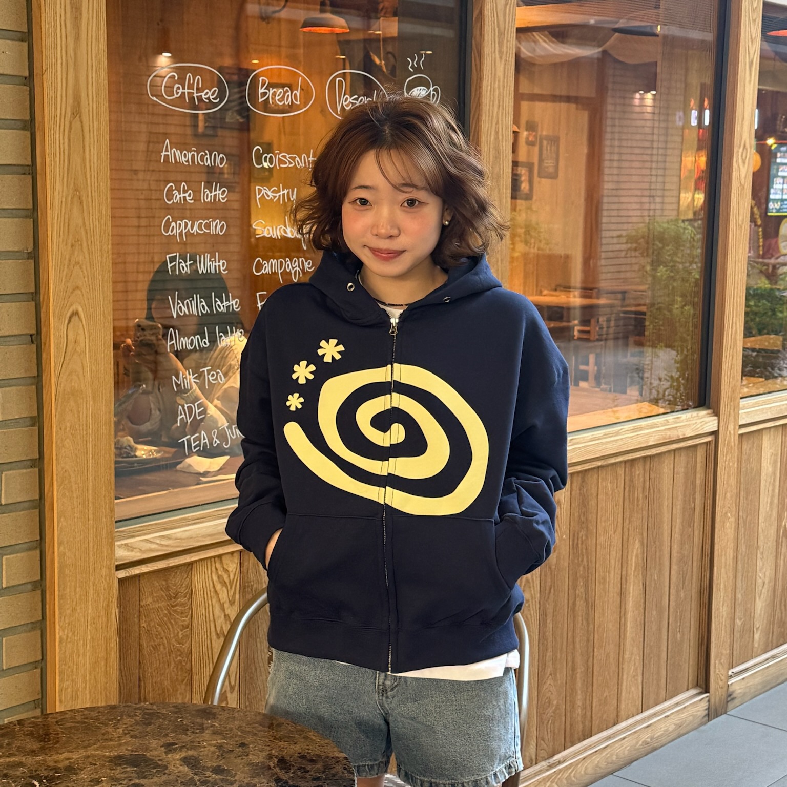 AMOU Molly Hoodie Zip Up White Melange, AMOU Molly Hoodie Zip Up Navy 착용 스타일 - 2
