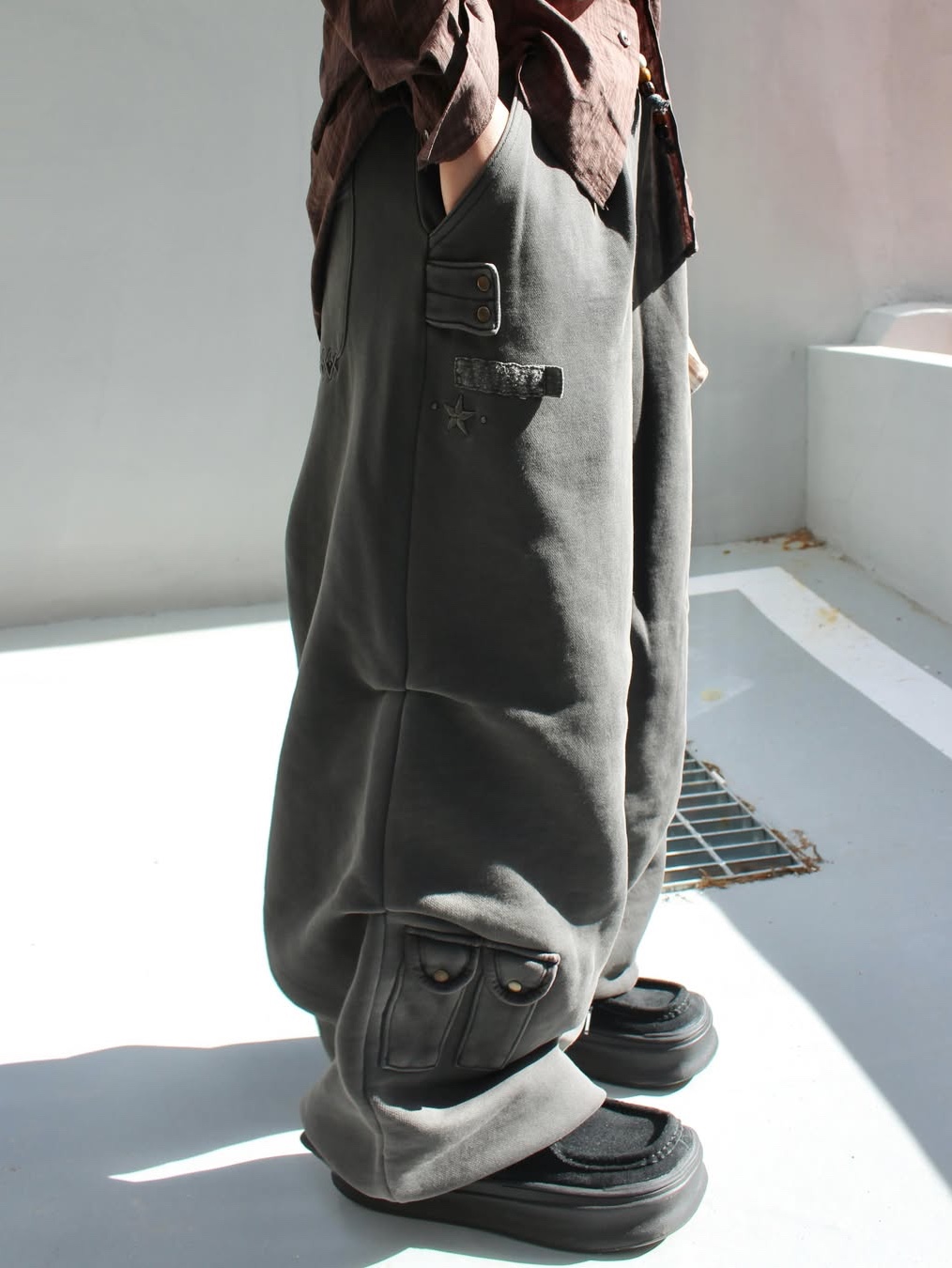MAINBOOTH Nomad Sweat Pants CHARCOAL 착용 스타일 - 5