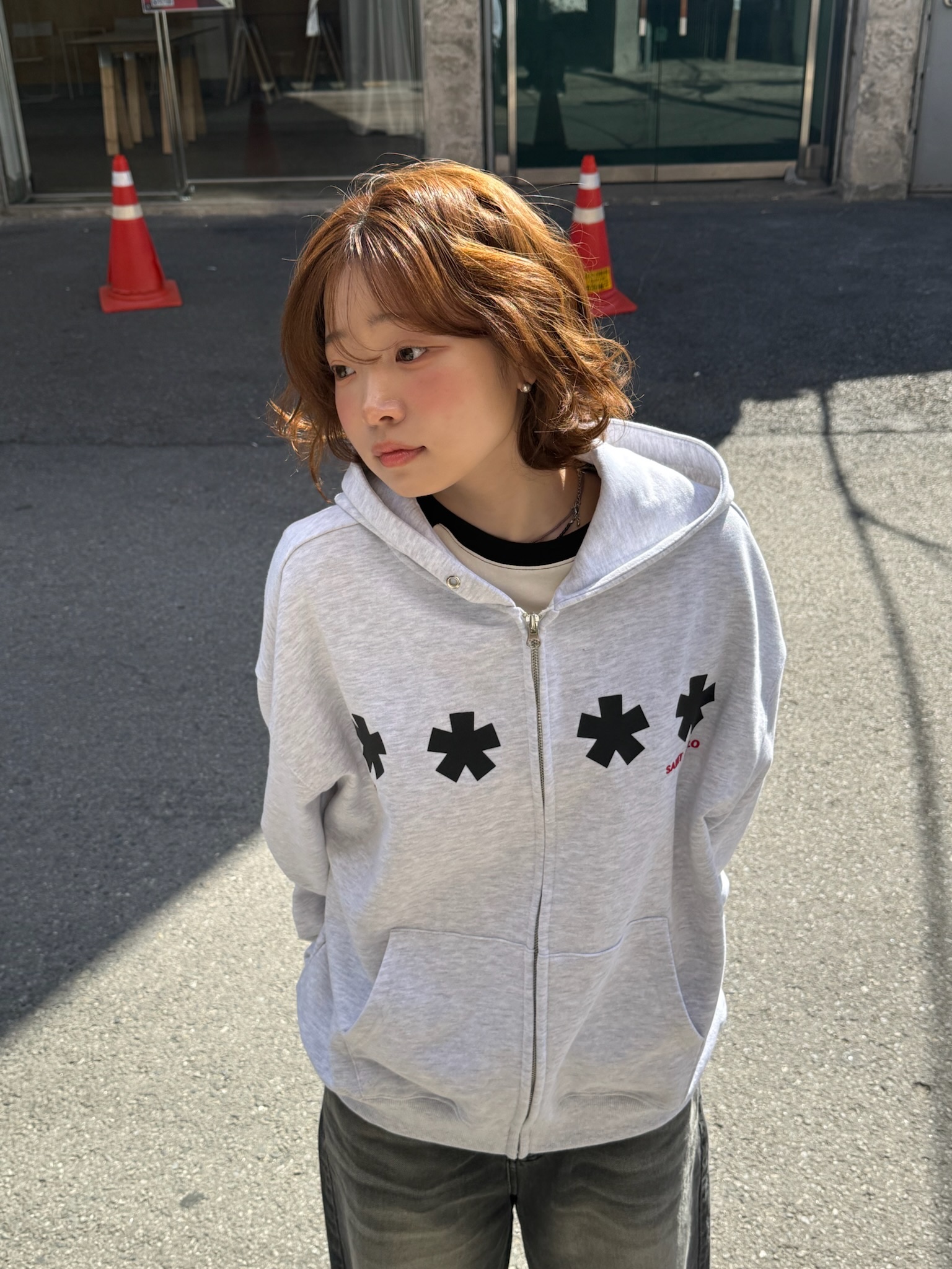 AMOU Square Star Hoodie Zip Up White Melange, AMOU Square Star Hoodie Zip Up Navy 착용 스타일 - 2