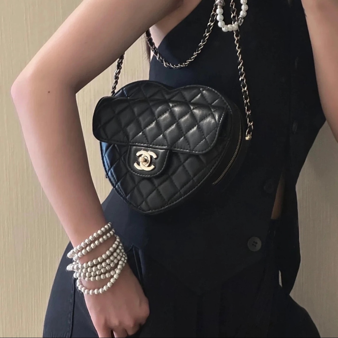 Chanel Heart Bag Lambskin & Gold Black 착용 스타일