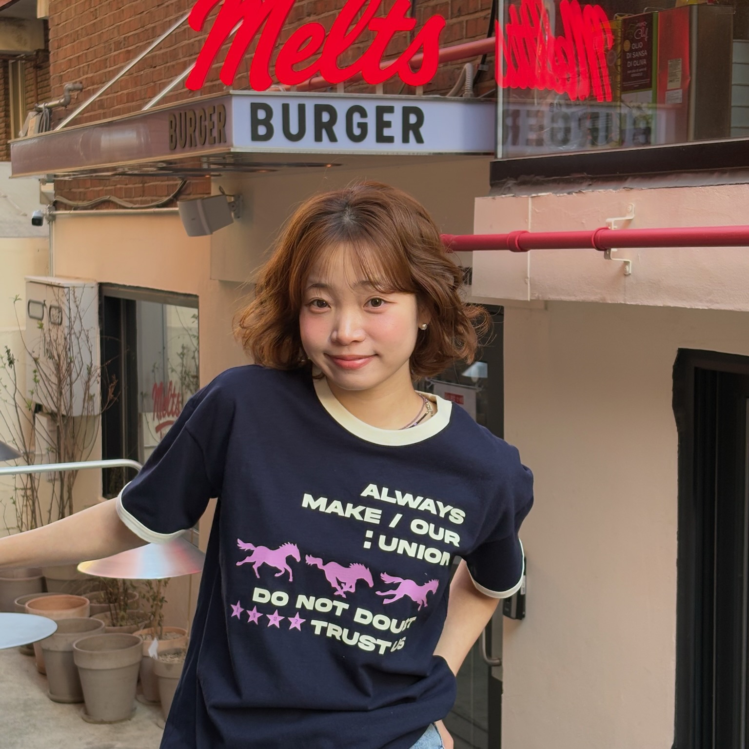 AMOU Runing Horse Ringer T-Shirts Navy, AMOU Runing Horse Ringer T-Shirts Ivory 착용 스타일 - 2