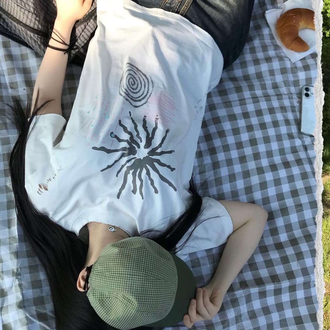 MAINBOOTH Signal T-shirt White 착용 스타일 - 6