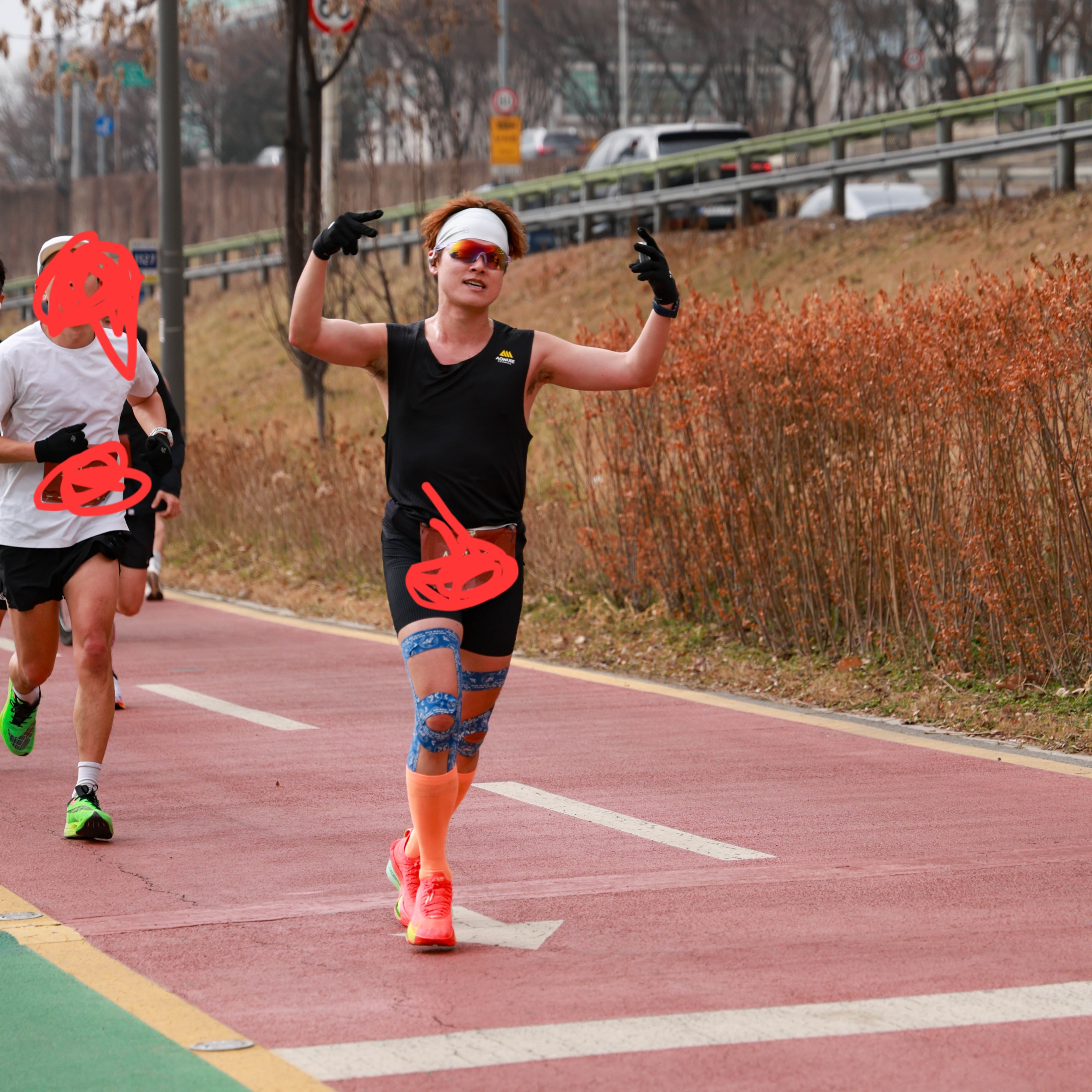 LI2 Black Wing Running Crew Socks Orange 착용 스타일 - 1