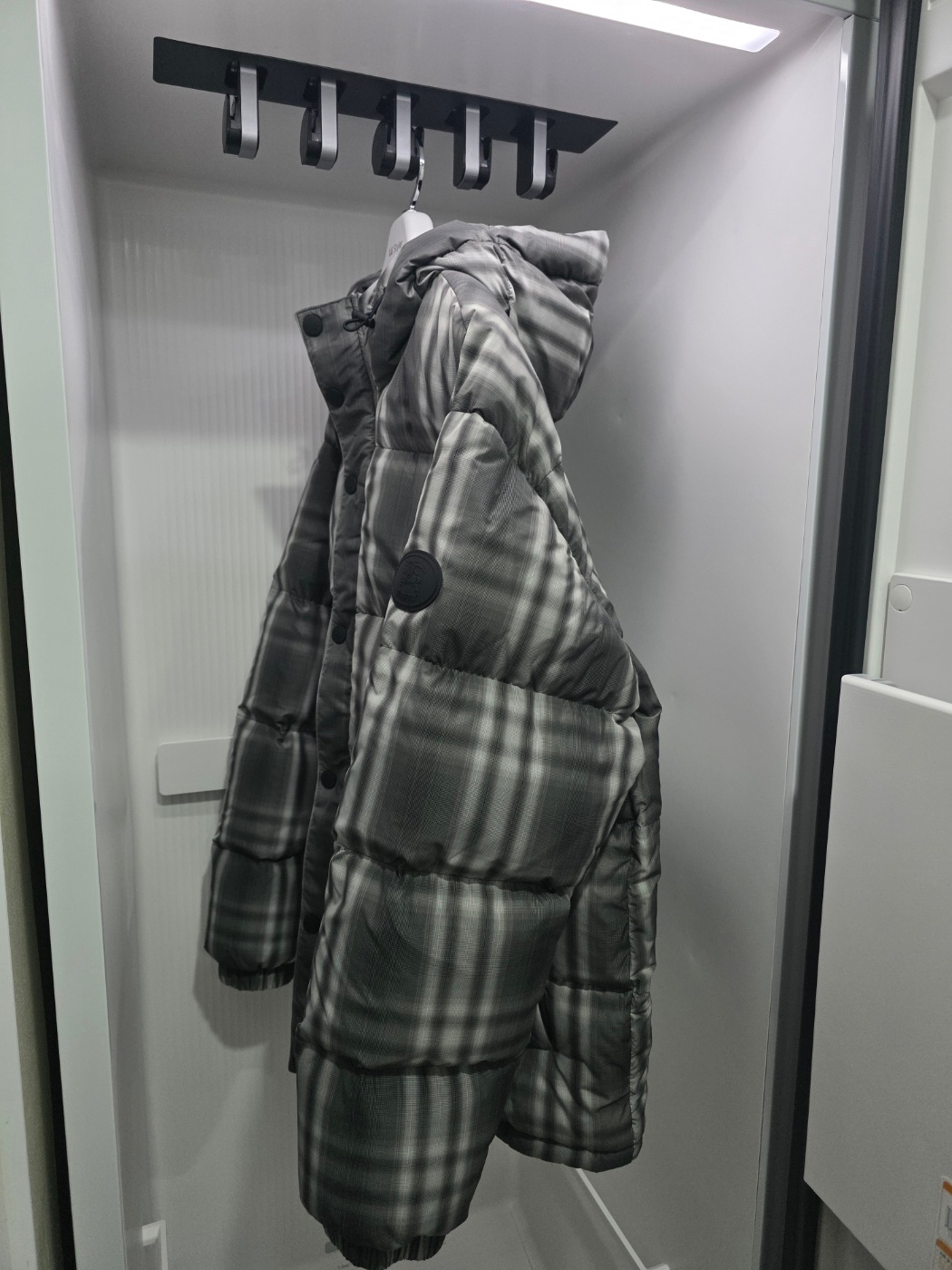 Burberry Ombre Check Hooded Puffer Jacket Black 착용 스타일