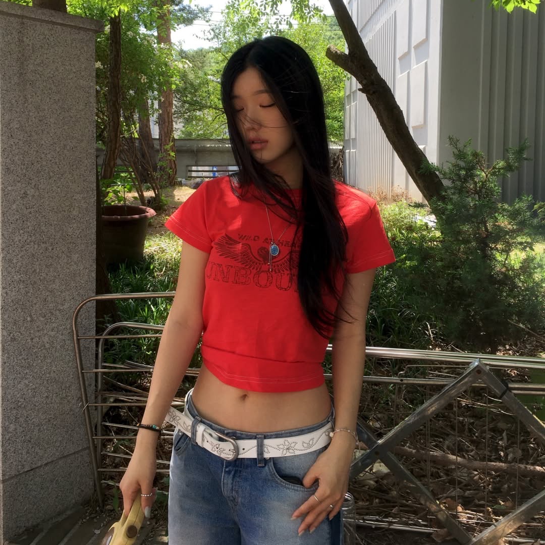 MAINBOOTH Heartwing T-shirt Red 착용 스타일 - 2