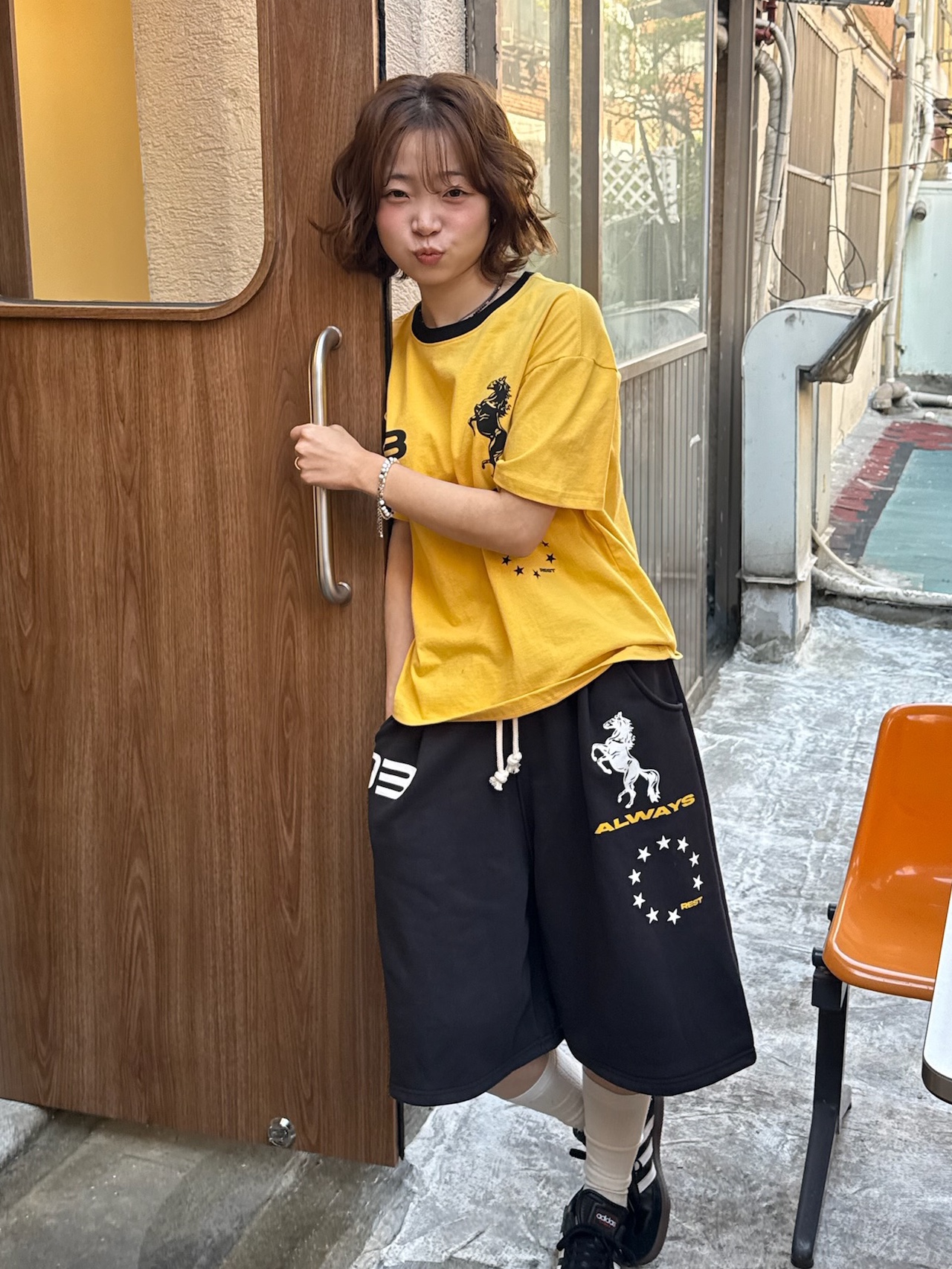 AMOU Horse One Tuck Bermuda Pants Black, AMOU Horse One Tuck Bermuda Pants Blue 착용 스타일 - 4