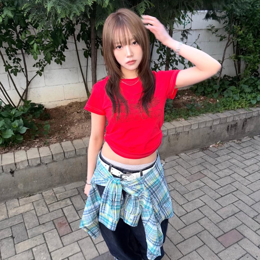 MAINBOOTH Heartwing T-shirt Red 착용 스타일 - 1
