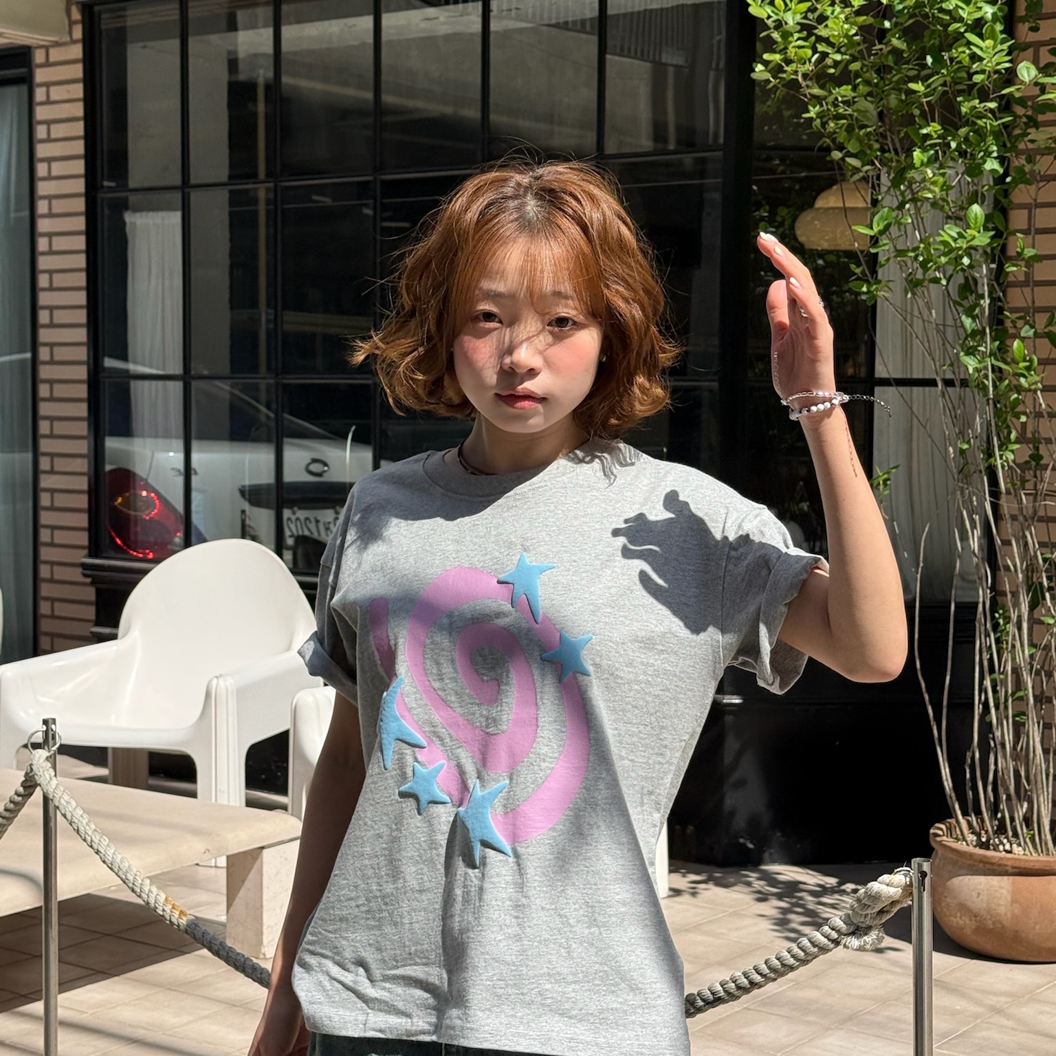 AMOU Molly Star Half T-Shirts Grey, AMOU Molly Star Half T-Shirts Red 착용 스타일 - 3