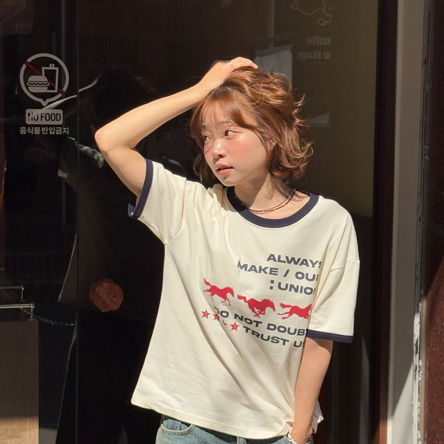 AMOU Runing Horse Ringer T-Shirts Ivory, AMOU Runing Horse Ringer T-Shirts Gray 착용 스타일 - 4