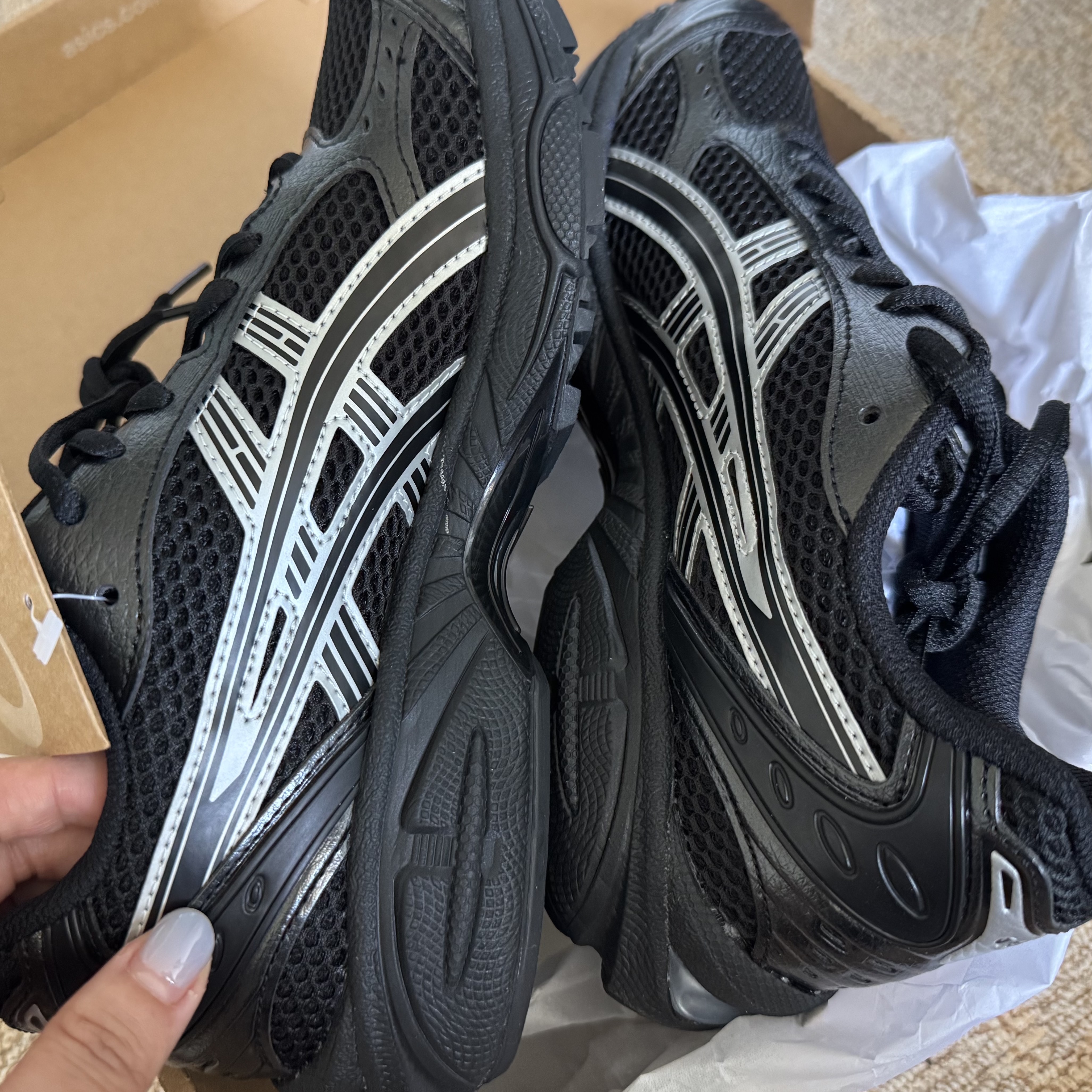 Asics Gel-Kayano 14 Black Pure Silver 착용 스타일 - 2
